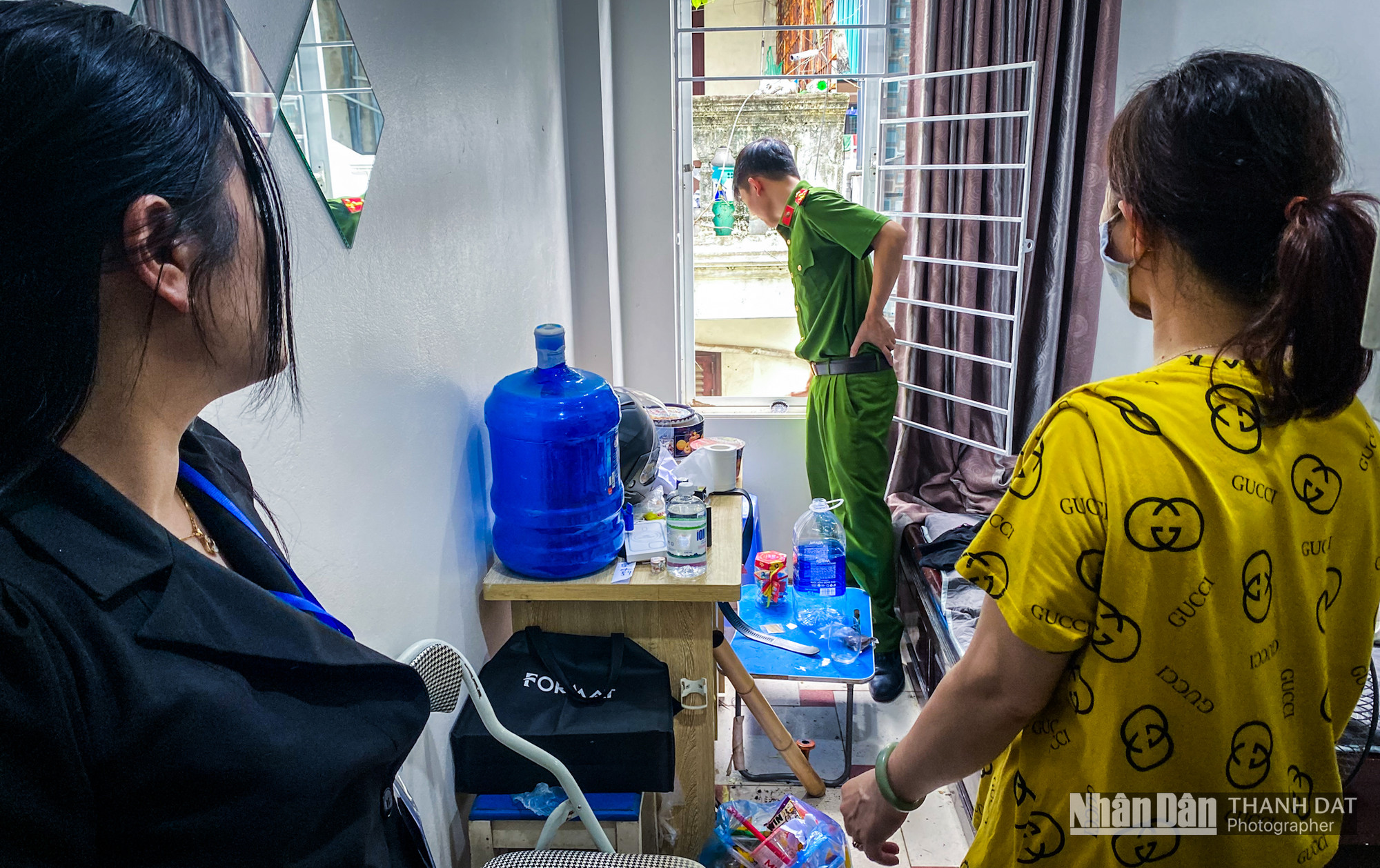 Kiểm tra lối thoát hiểm của các căn phòng chung cư mini tại ngõ 196 Cầu Giấy. Kiểm tra lối thoát hiểm của các căn phòng chung cư mini tại ngõ 196 Cầu Giấy.