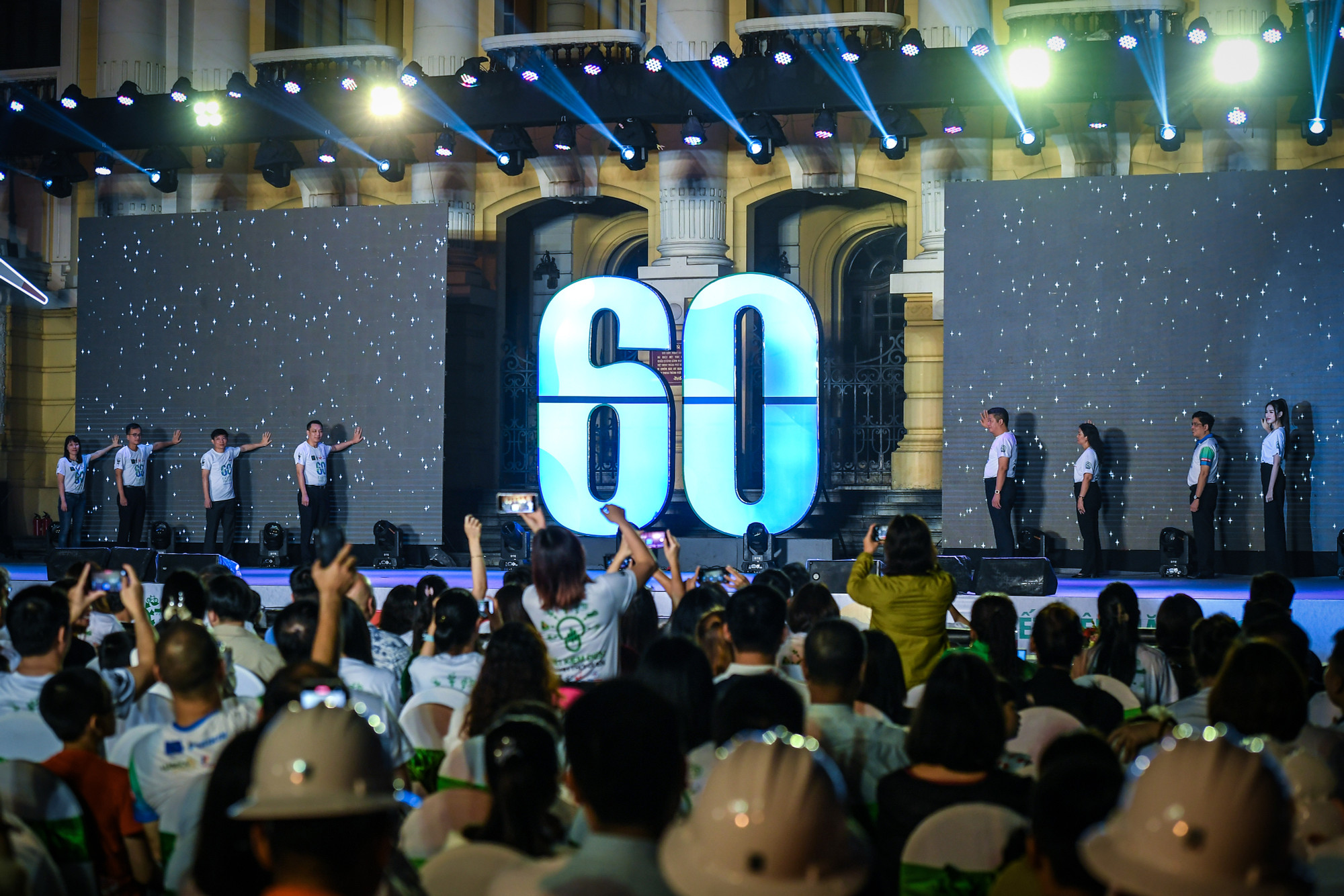 [Ảnh] Người dân Hà Nội tắt đèn, bật tương lai "xanh" cho Trái đất ảnh 7