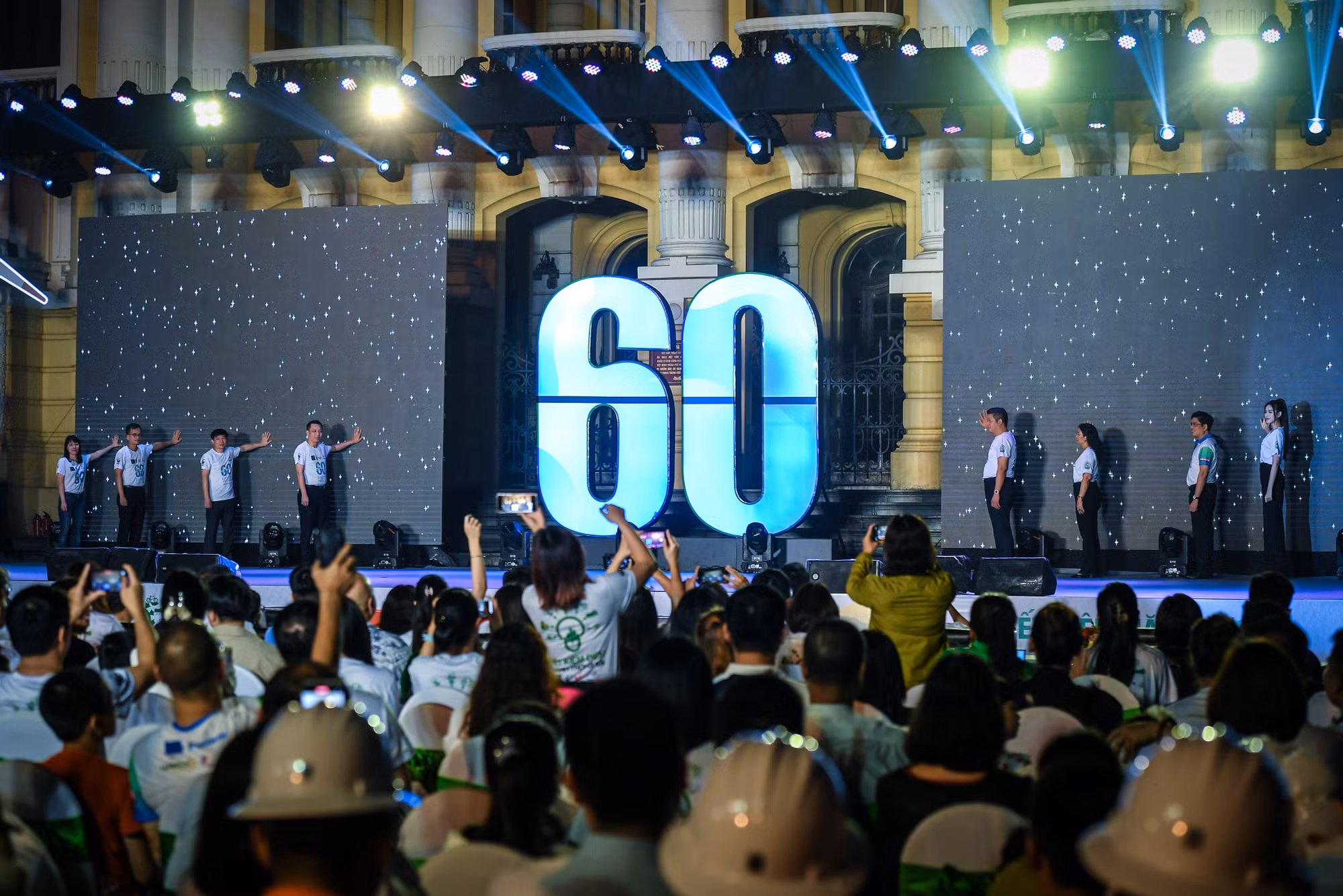 [Ảnh] Người dân Hà Nội tắt đèn, bật tương lai "xanh" cho Trái đất ảnh 7