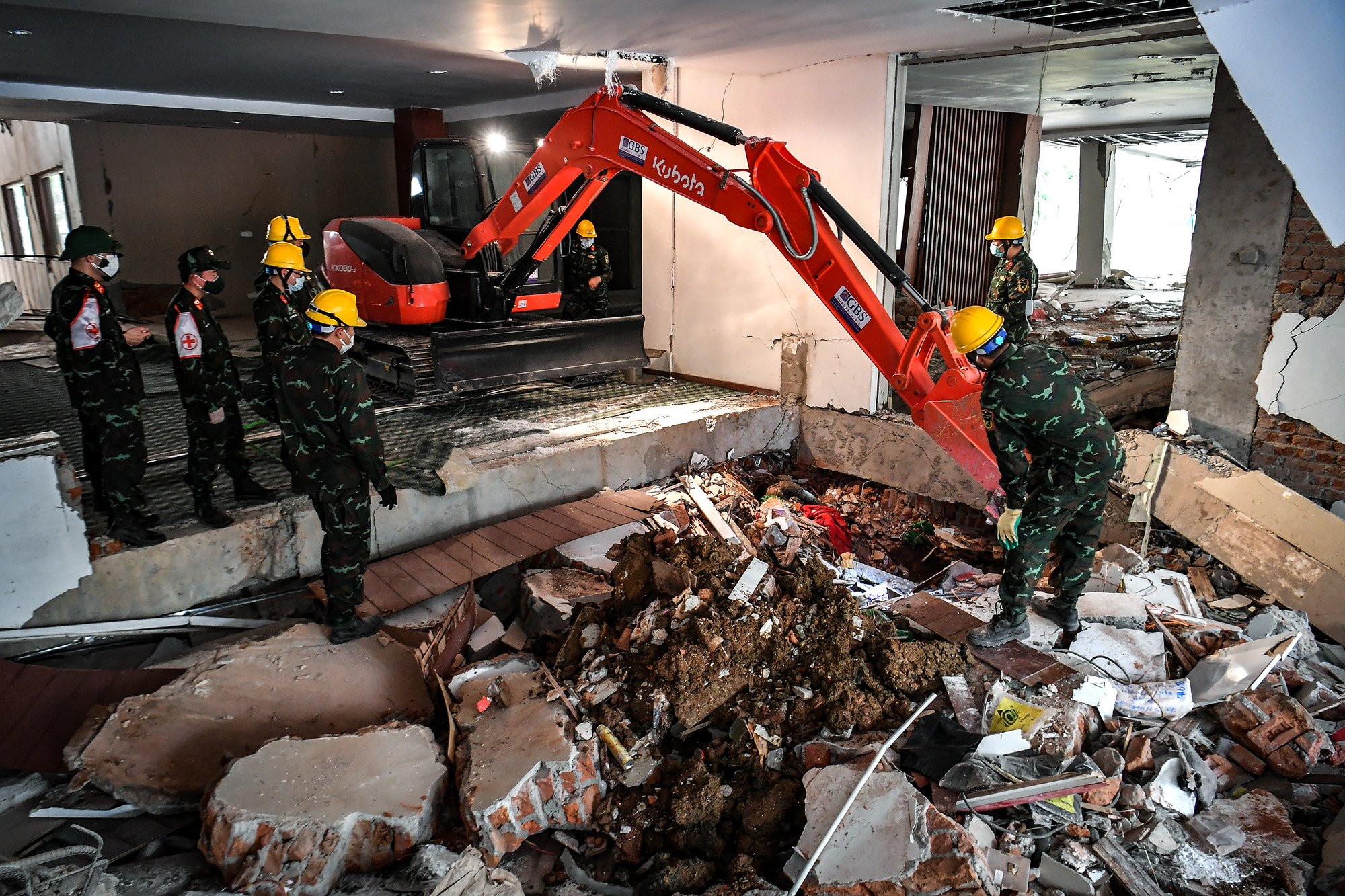 Máy xúc được đưa vào hiện trường để tìm kiếm những vị trí khó.