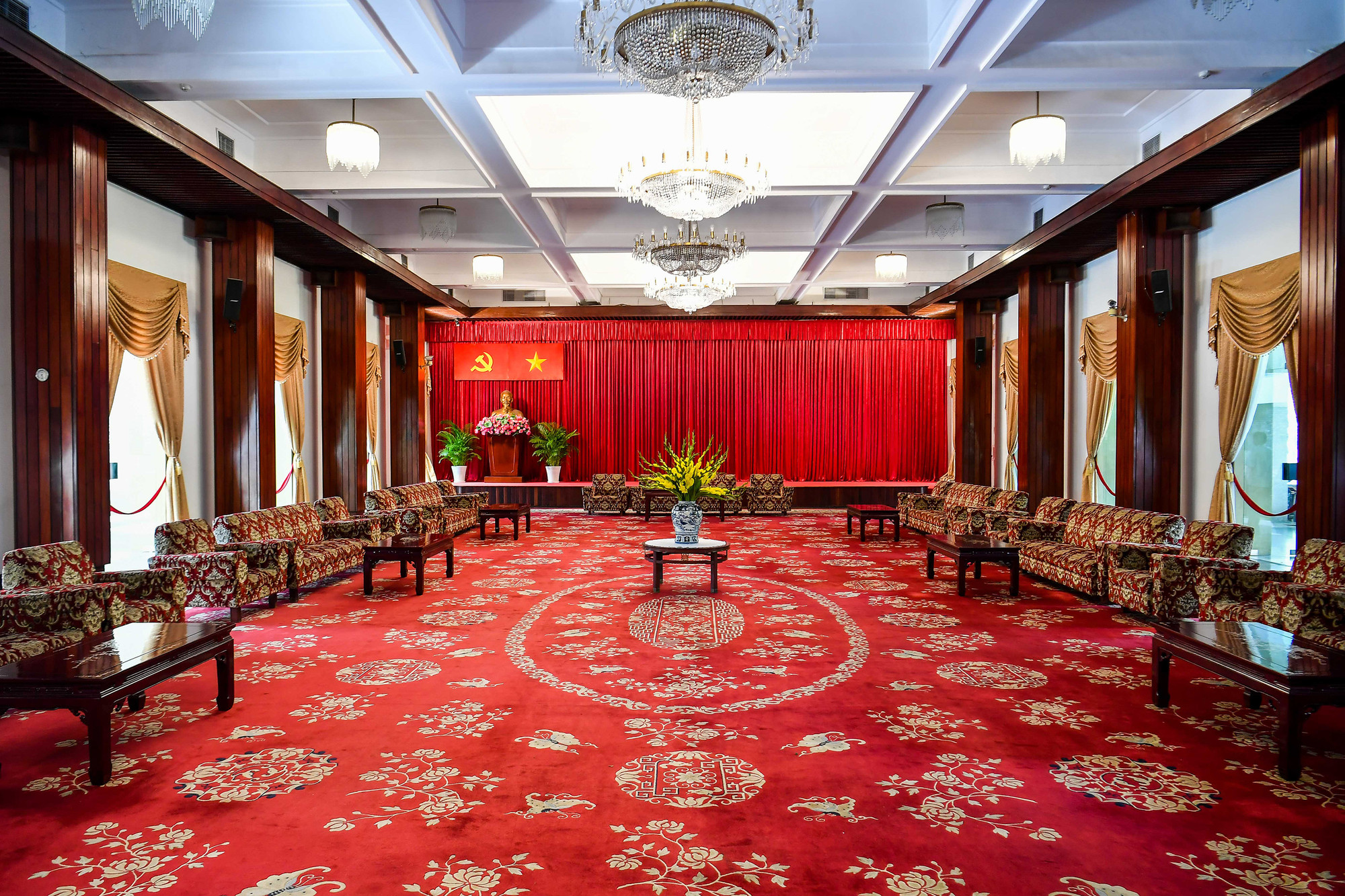 Kiến trúc của Dinh Độc Lập nổi bật với sự kết hợp giữa phong cách hiện đại và truyền thống. Được xây dựng với mục đích làm nơi làm việc và sinh hoạt của tổng thống, dinh thự có các khu chức năng rõ ràng: khu làm việc của tổng thống và chính quyền, khu vực sinh hoạt của gia đình, khu phụ trợ, cùng với hệ thống hầm trú ẩn kiên cố.