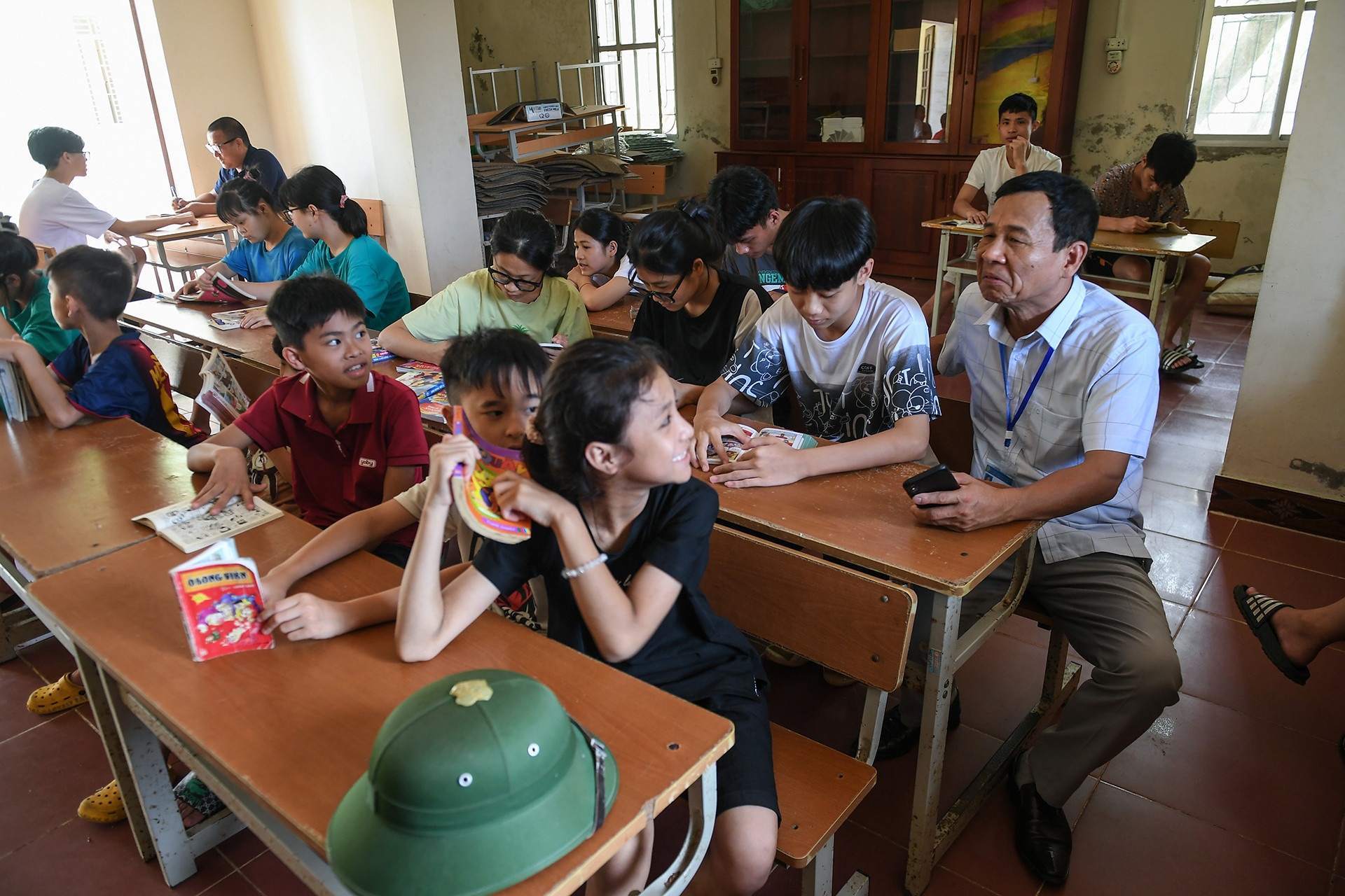 Ông Nguyễn Văn Bằng, Giám đốc Trung tâm Bảo trợ xã hội số 1 cũng dành thời gian sinh hoạt chung cùng các thiên thần nhỏ. Nhiều năm gắn bó với trung tâm, ông Bằng đã trở thành người bạn lớn của các cháu nhỏ nơi đây.