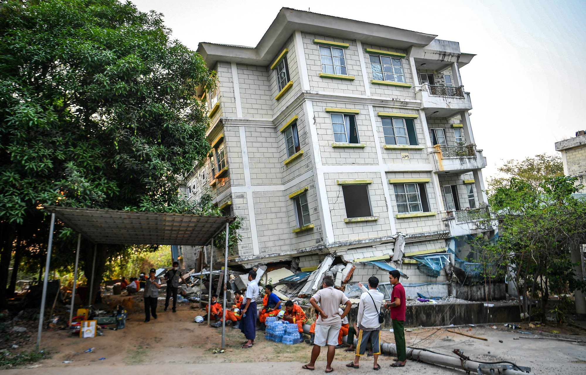 Vị trí 2 mẹ con nạn nhân mắc kẹt. Phần tầng 1 đã sập hoàn toàn. Người mẹ nằm ở khu vực tầng 2, bị đè bởi 2 thanh dầm ngang. Thanh cột nhà xuyên qua 1 phần thi thể và cắm chặt vào sàn.