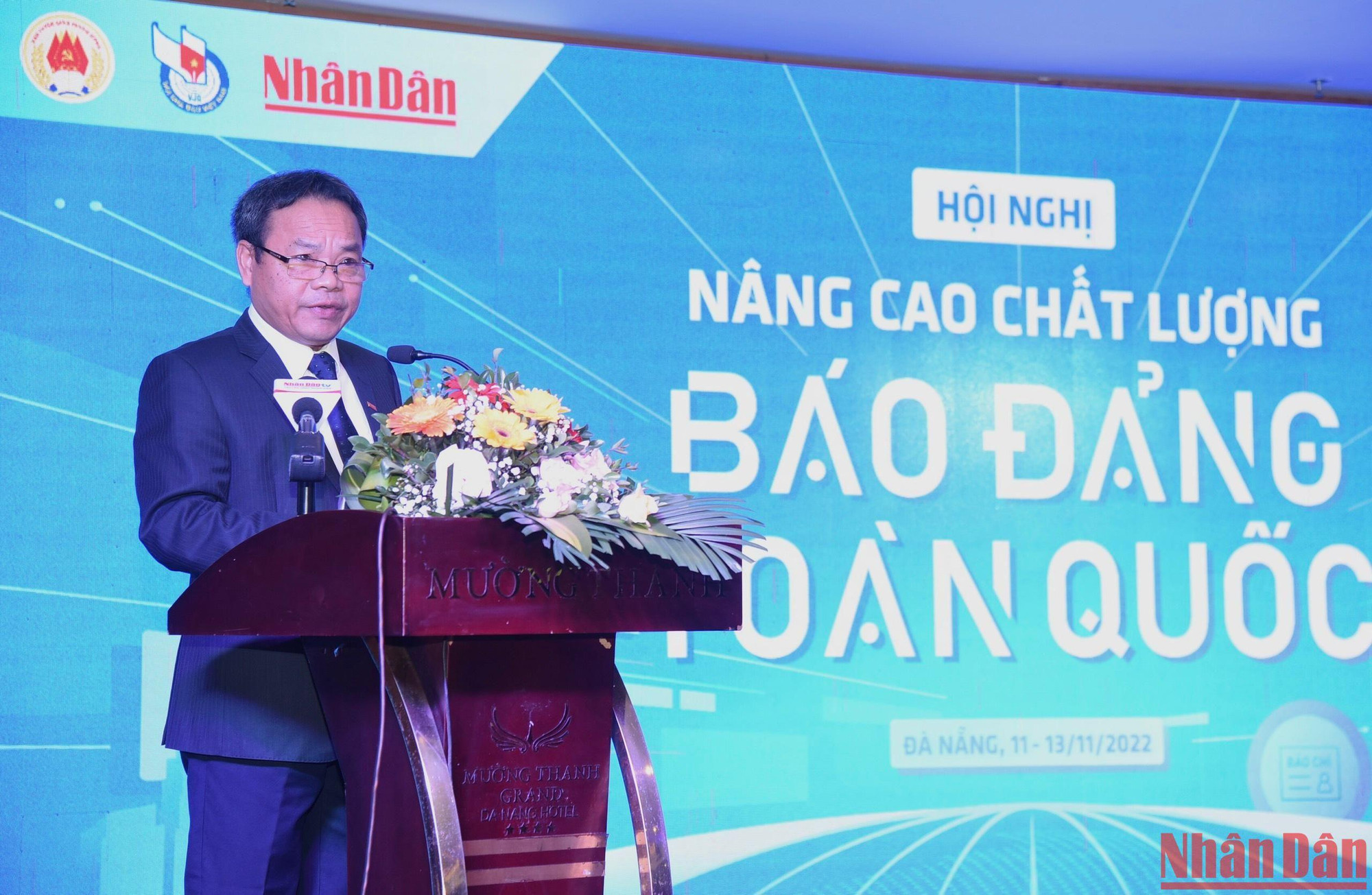Đồng chí Đinh Như Hoan, Phó Tổng Biên tập Báo Nhân Dân tuyên bố lý do, giới thiệu đại biểu.