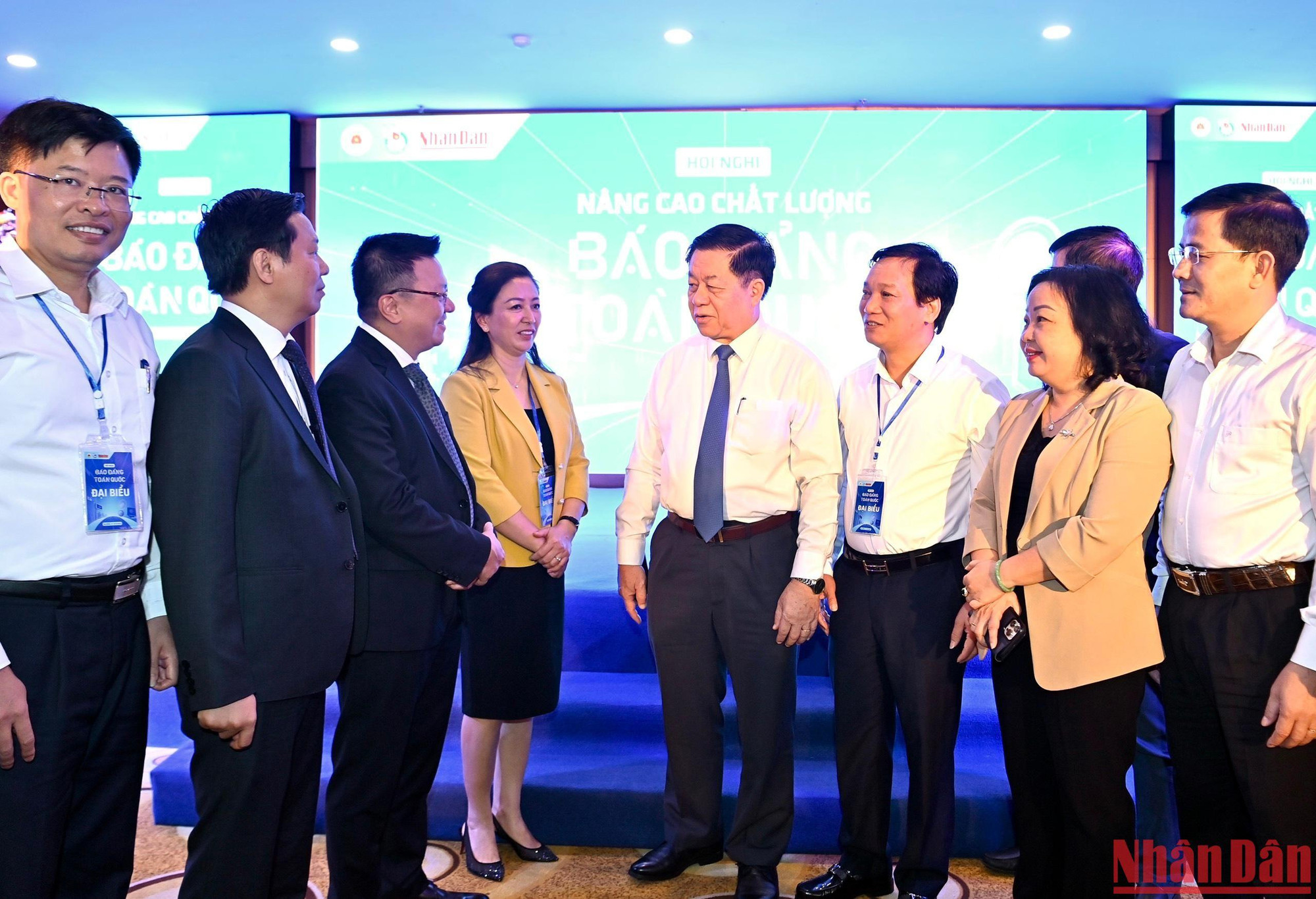 Đồng chí Nguyễn Trọng Nghĩa, Bí thư Trung ương Đảng, Trưởng Ban Tuyên giáo Trung ương cùng các đại biểu tại phiên khai mạc Hội nghị.