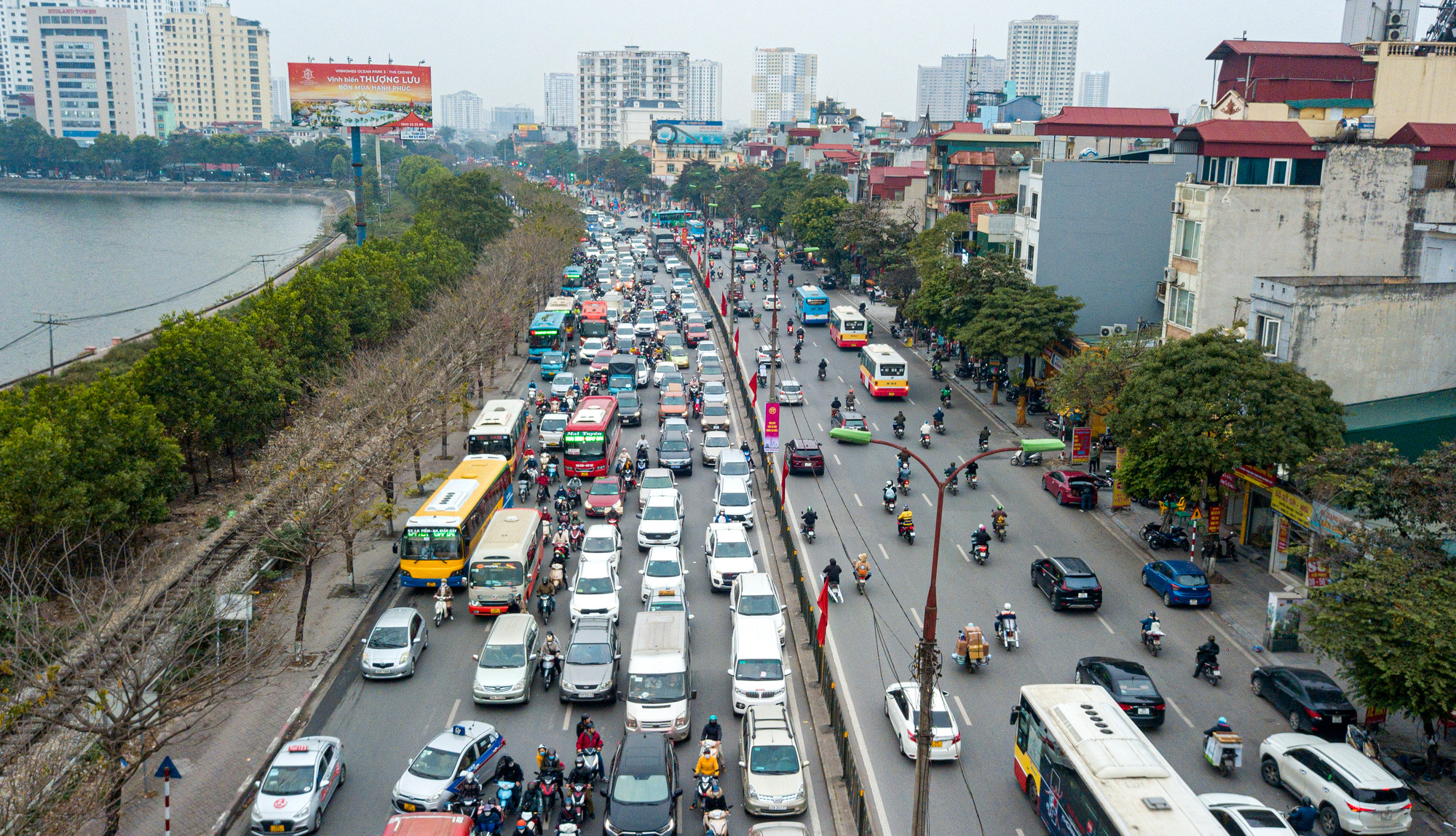 [Ảnh] Các cửa ô, bến xe nhộn nhịp dòng người rời Thủ đô về quê đón Tết ảnh 9