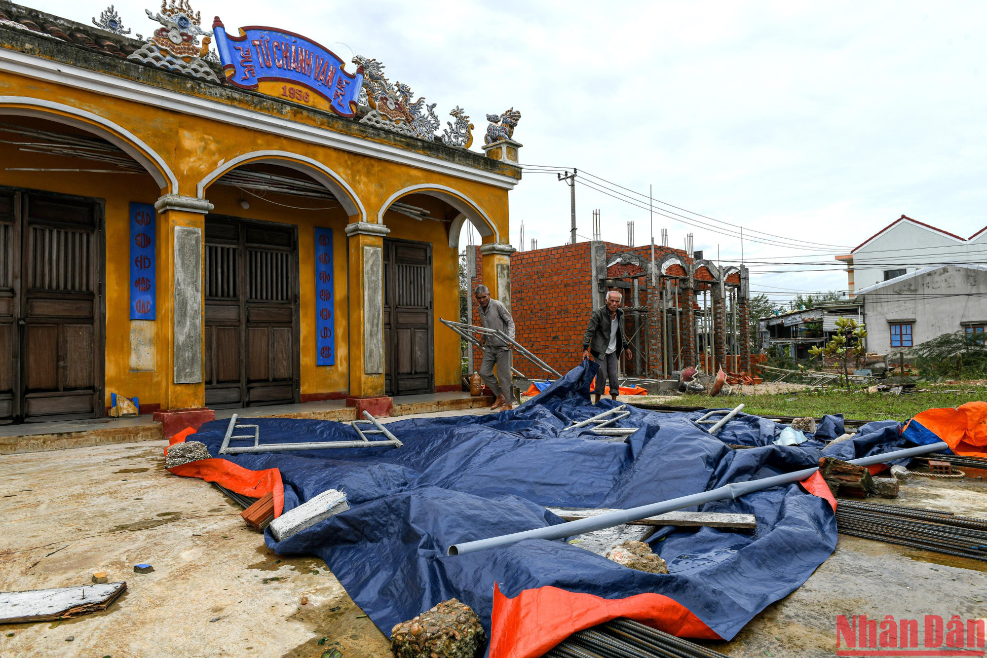 Người dân khối Phước Hải, phường Cửa Đại đã trở về nhà dọn dẹp sau một đêm sơ tán tại trạm y tế phường.