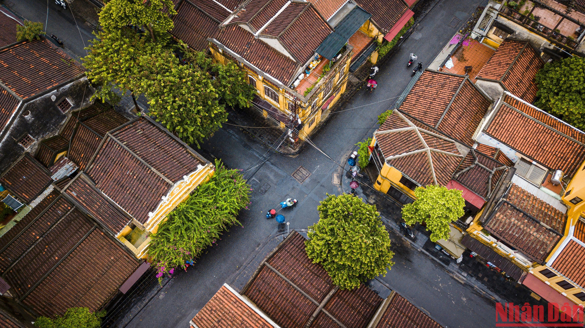 Theo ghi nhận của phóng viên Báo Nhân Dân, trưa 27/9 trời đã bắt đầu đổ mưa tại Hội An.
