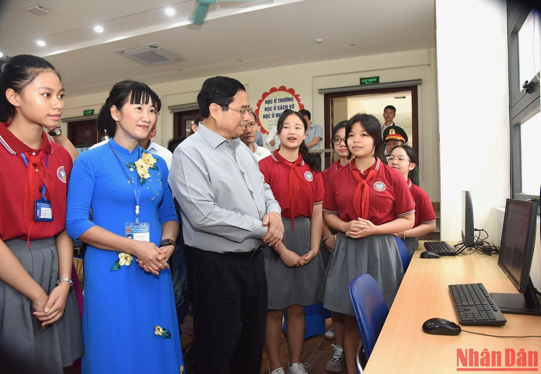 Thủ tướng Phạm Minh Chính thăm cơ sở vật chất cụm liên trường học thành phố Lào Cai.