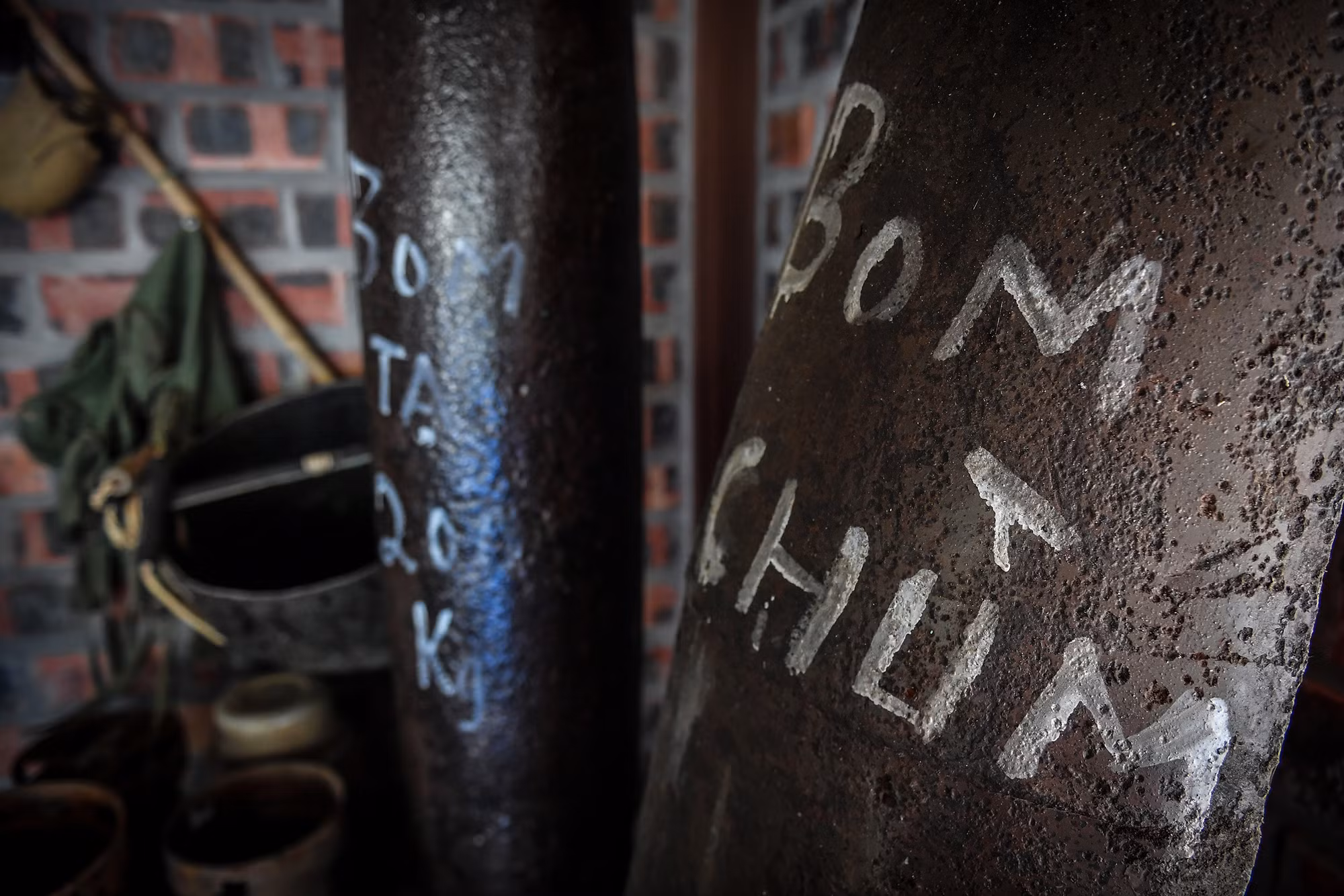 Những vỏ trái bom được chủ nhân căn nhà tìm kiếm, thu mua trong nhiều năm rồi gia công lại, hóa thành những cây cột trụ, hoặc hàng rào, đồ trang trí bên trong.