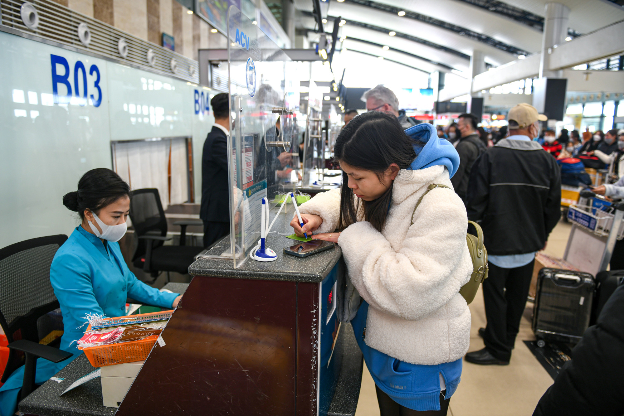 Ở sân bay Nội Bài, những khung giờ cao điểm đông khách nhất vào khoảng 10-11 giờ; 16-17 giờ và 18-19 giờ. Lượng khách nội địa khoảng 57.000 người và khách quốc tế khoảng 23.000 người.