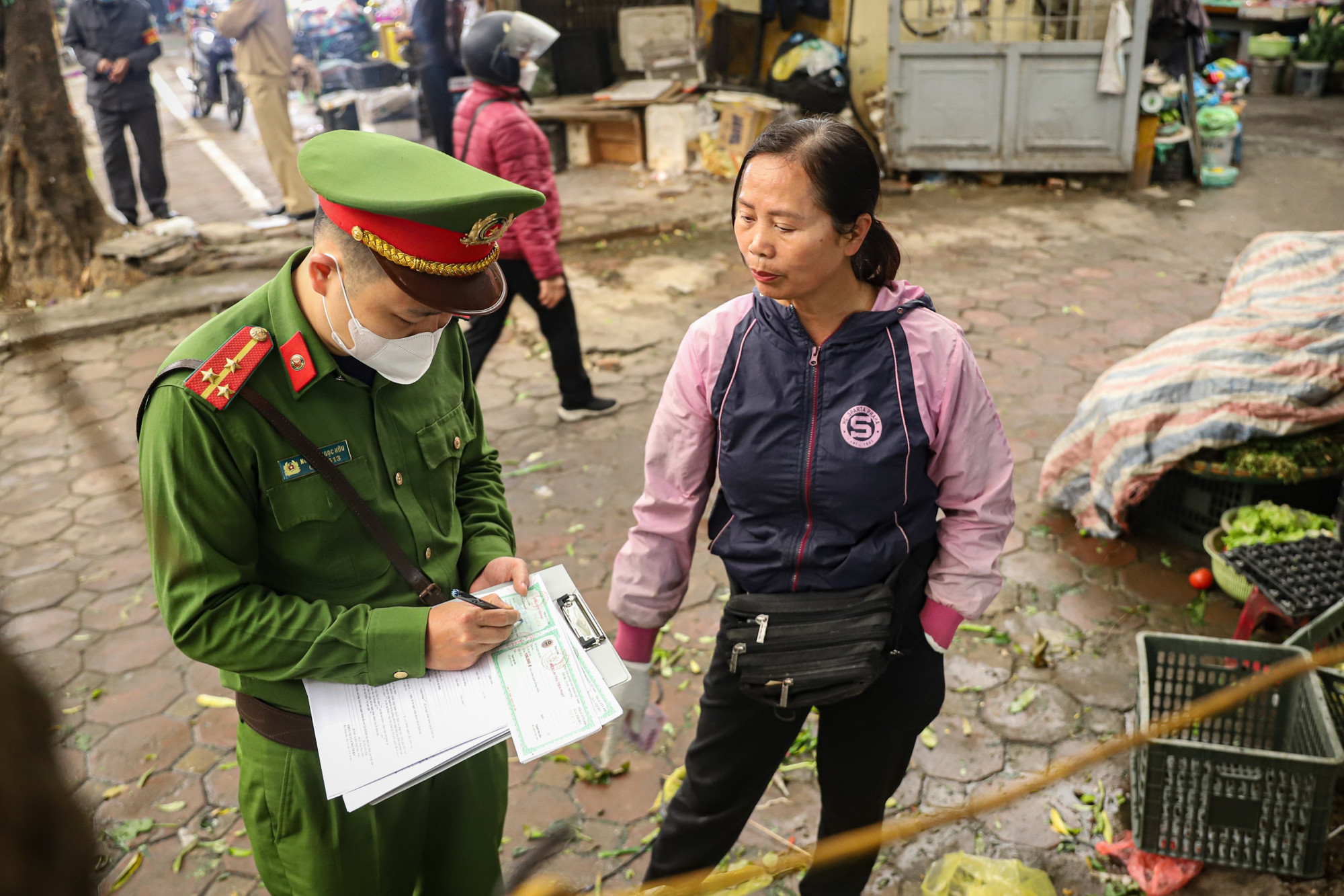 Lập biên bản xử lý vi phạm trật tự đô thị tại khu vực chợ Thái Hà. Lập biên bản xử lý vi phạm trật tự đô thị tại khu vực chợ Thái Hà.
