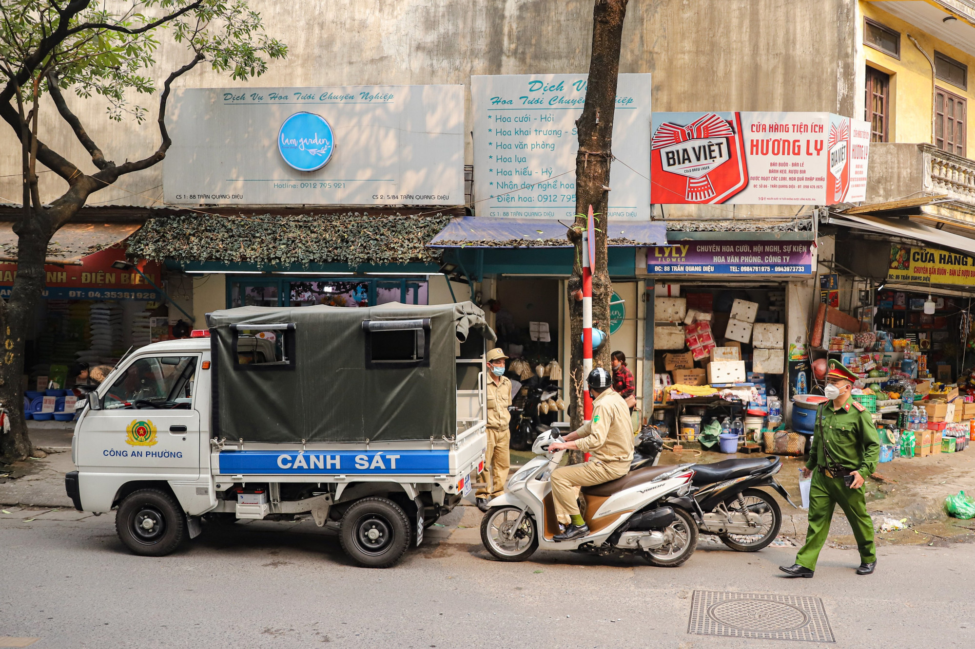 Tại tuyến phố Trần Quang Diệu (giáp ranh giữa 2 phường Trung Liệt và Ô Chợ Dừa), cơ quan chức năng cũng kiên quyết thực hiện việc giành lại vỉa hè cho người đi bộ với tinh thần "không kiêng nể, không có vùng cấm". Tại tuyến phố Trần Quang Diệu (giáp ranh giữa 2 phường Trung Liệt và Ô Chợ Dừa), cơ quan chức năng cũng kiên quyết thực hiện việc giành lại vỉa hè cho người đi bộ với tinh thần "không kiêng nể, không có vùng cấm".