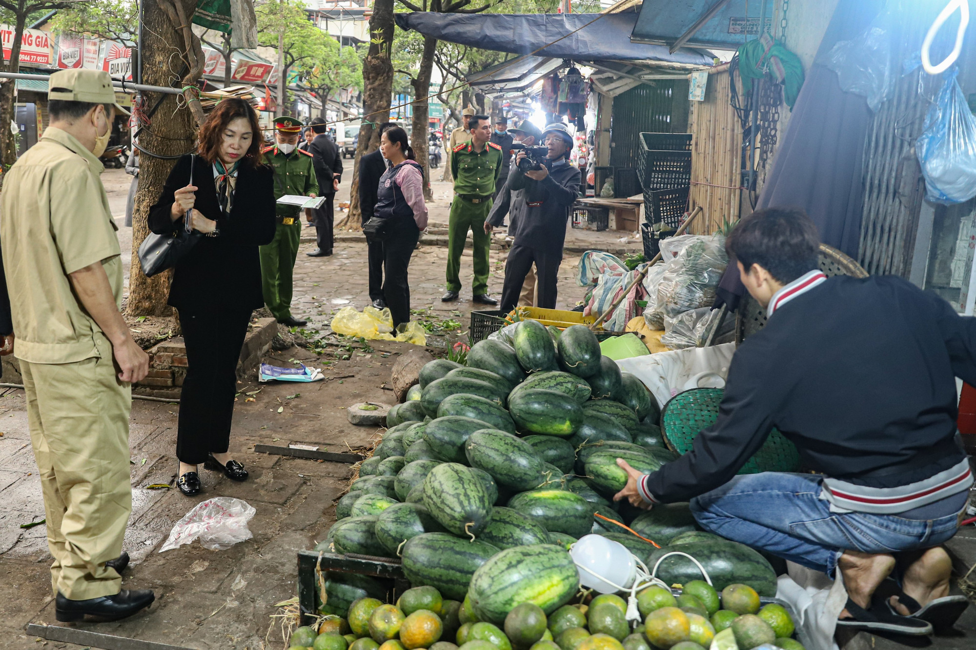 Tất cả các trường hợp vi phạm đều được xử lý nghiêm, từ đó tạo thành thói quen cho các chủ cơ sở kinh doanh, buôn bán. Tất cả các trường hợp vi phạm đều được xử lý nghiêm, từ đó tạo thành thói quen cho các chủ cơ sở kinh doanh, buôn bán.