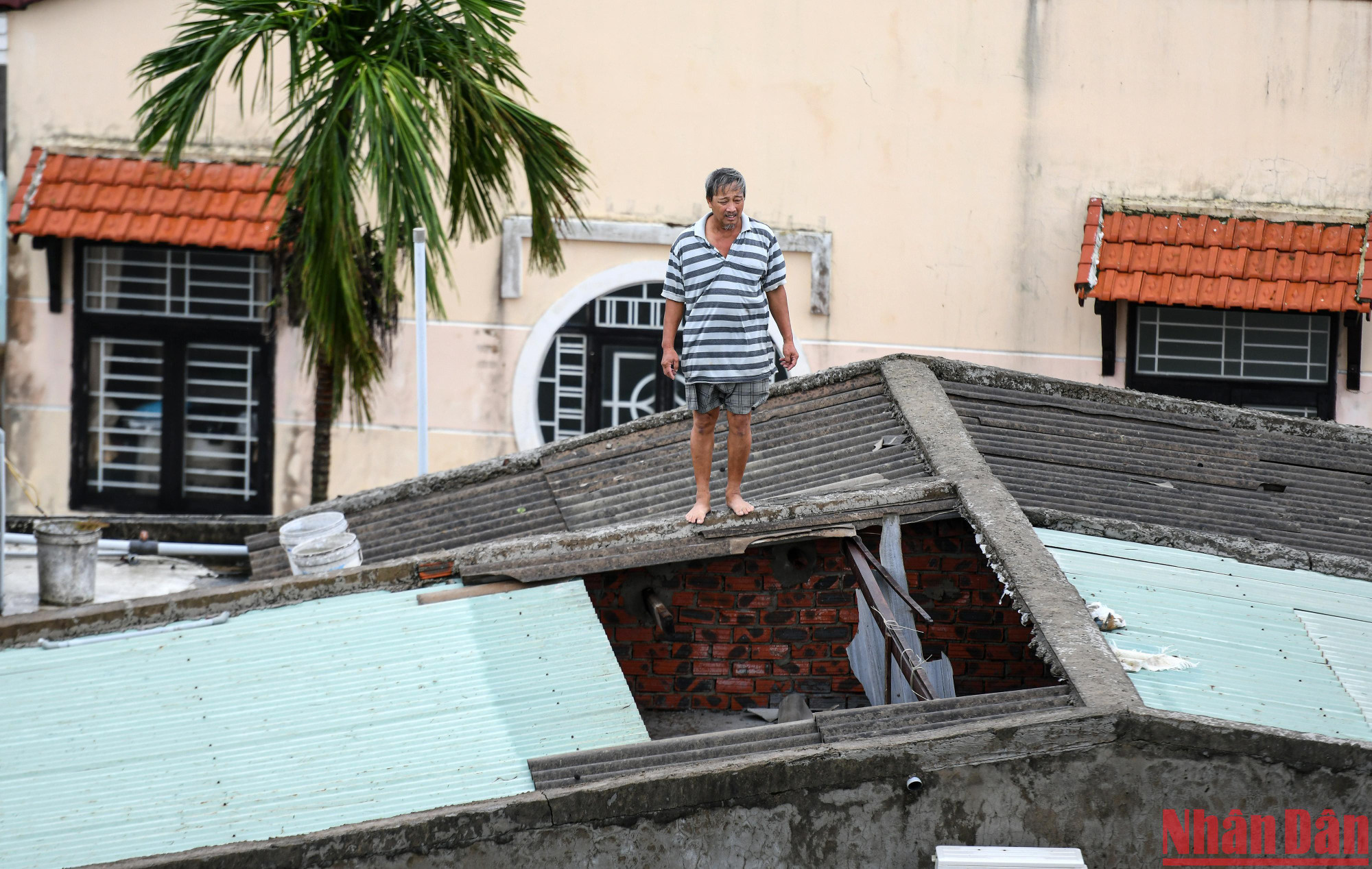 Mặc dù ở trung tâm thành phố, căn nhà khá kiên cố vẫn bị bật mái tôn nóc nhà trước sức gió khủng khiếp - giật cấp 13.