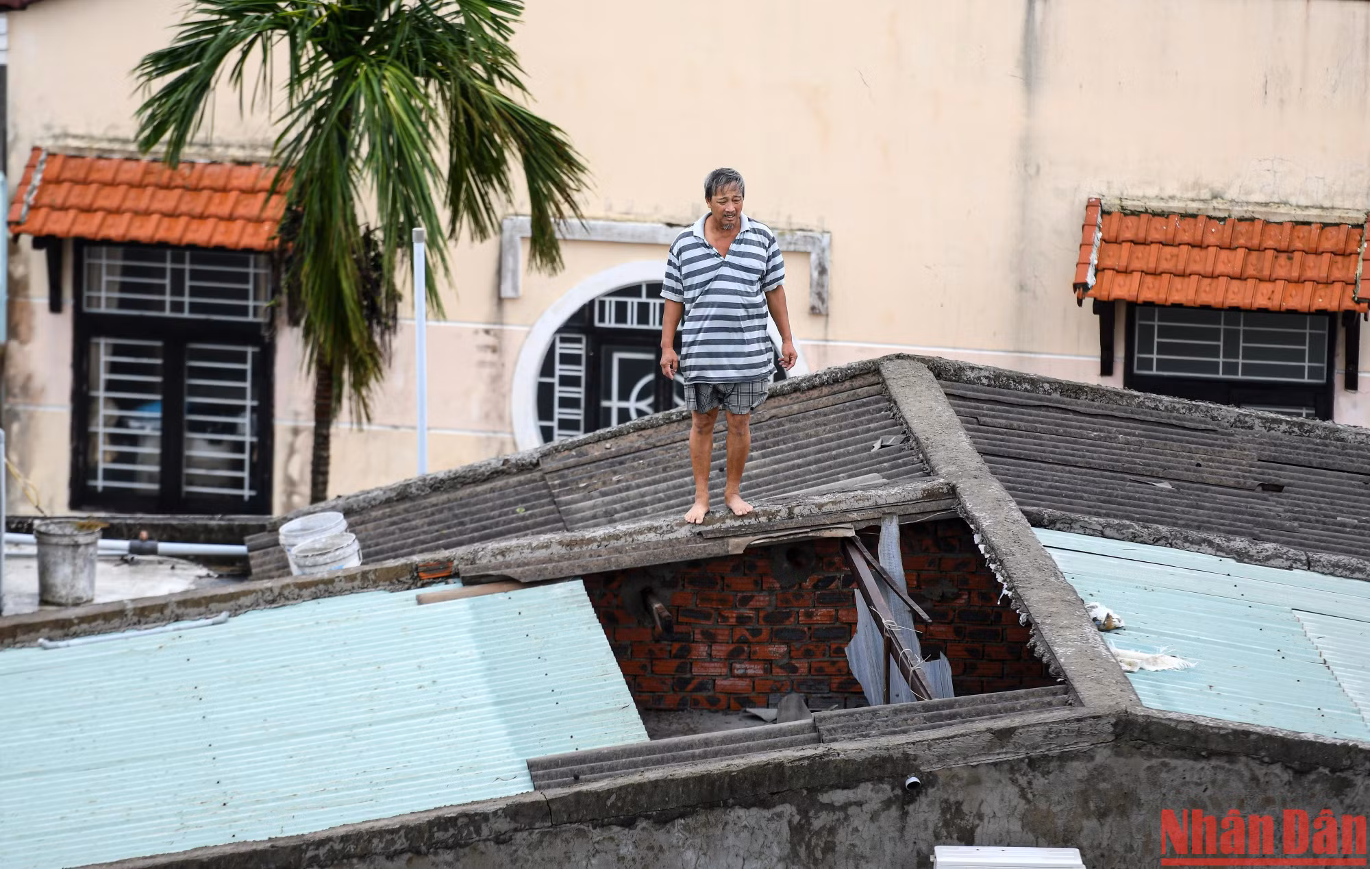 Mặc dù ở trung tâm thành phố, căn nhà khá kiên cố vẫn bị bật mái tôn nóc nhà trước sức gió khủng khiếp - giật cấp 13.