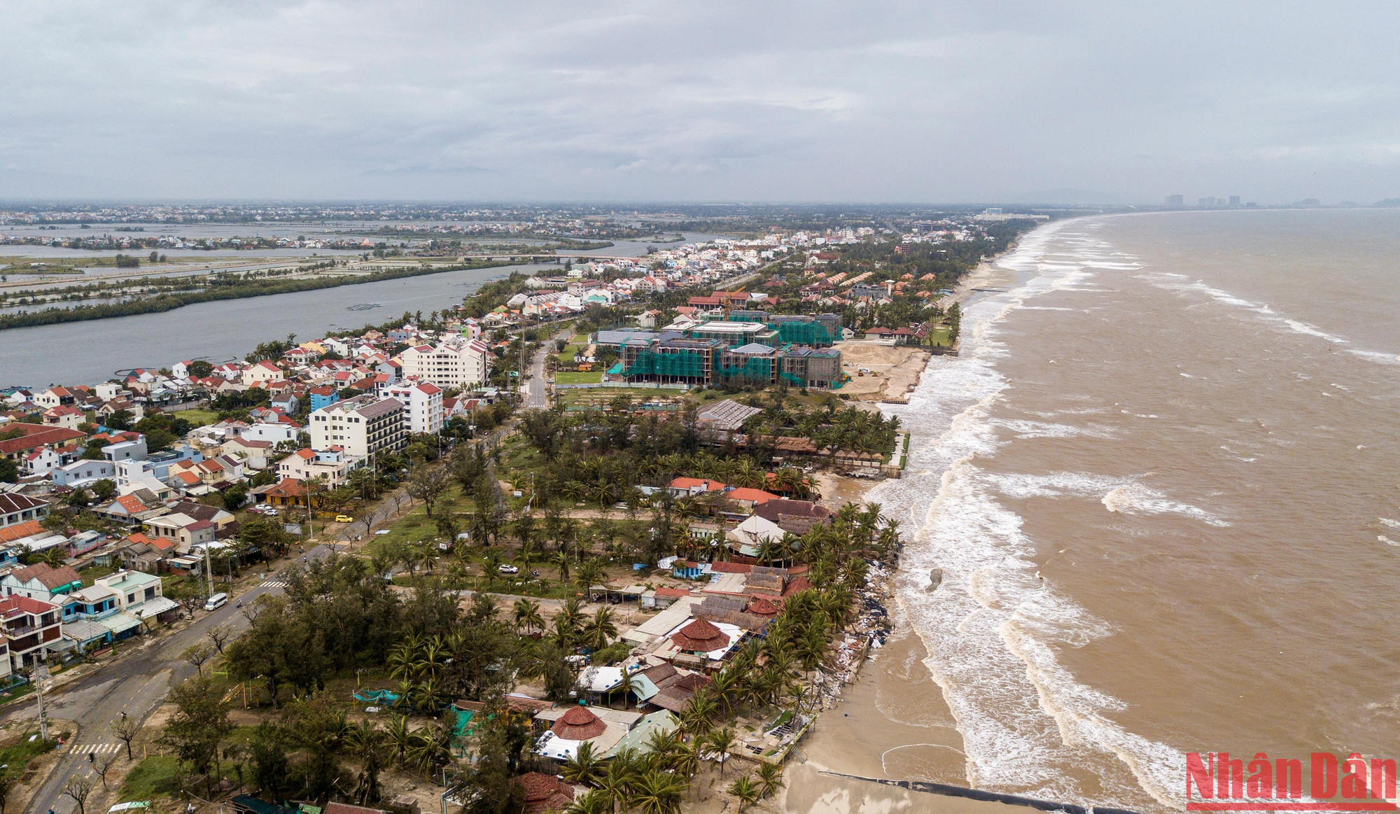 Toàn cảnh biển Cửa Đại sau khi siêu bão Noru đi qua. Có thể thấy khi vào bờ, cơn bão đã suy giảm sức mạnh, không gây thiệt hại lớn như như dự đoán.