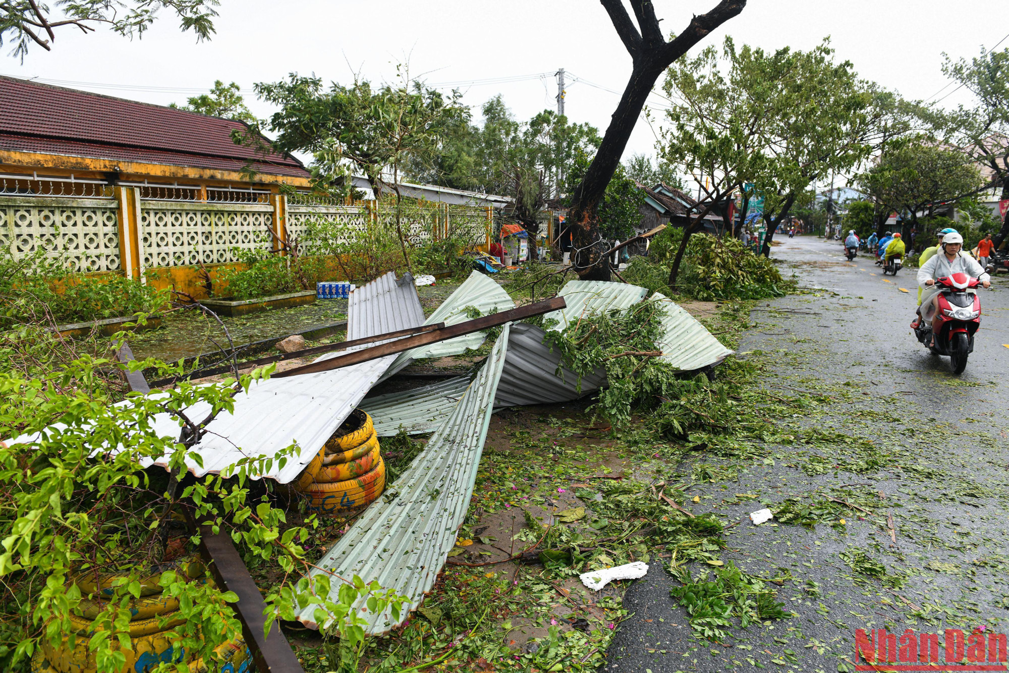 Khắp nơi trên đường là hình ảnh mái tôn rơi.