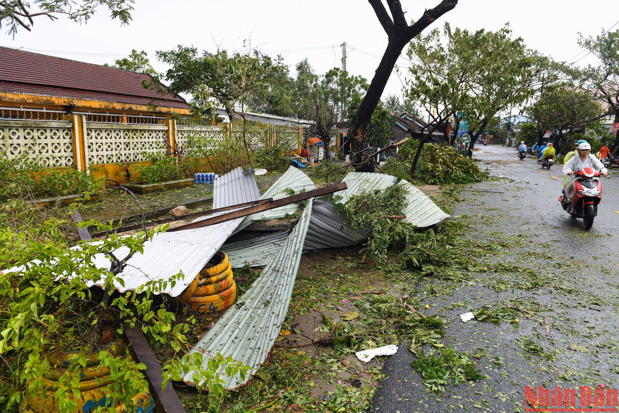 Khắp nơi trên đường là hình ảnh mái tôn rơi.