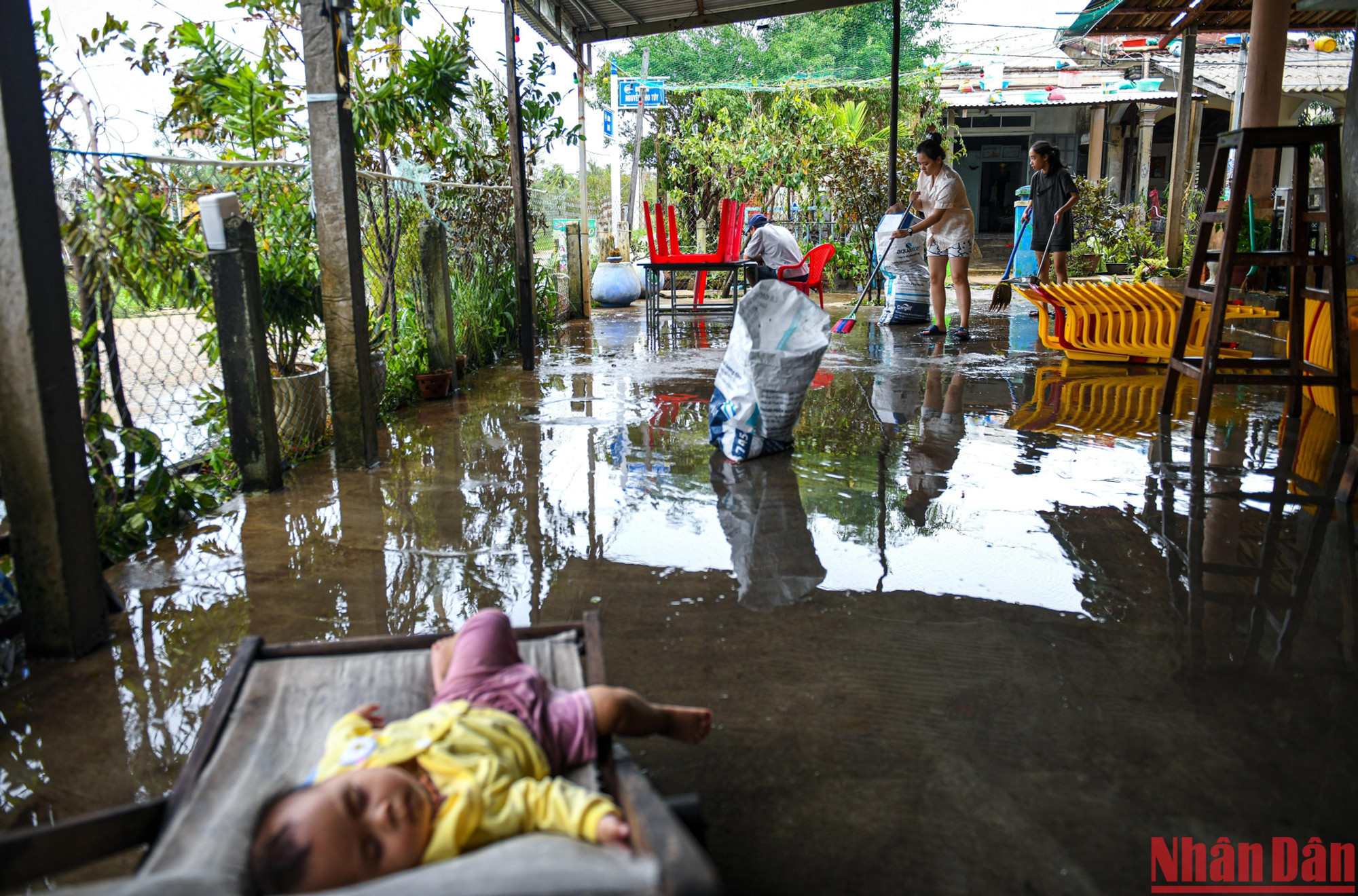 Cả gia đình ông Huỳnh ở tổ 4, Phước Hải, Cửa Đại tất bật dọn dẹp. Đêm qua, cả nhà ông đóng kín cửa, vợ chồng ông, con trai cùng vợ và ba đứa cháu bồng bế nhau lên Cẩm Thanh tránh trú.