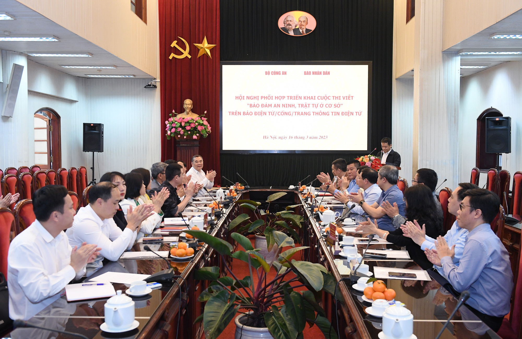 Dự hội nghị có các đồng chí: Trung tướng Tô Ân Xô, Trợ lý Ủy viên Bộ Chính trị, Bộ trưởng Công an, Người phát ngôn Bộ Công an; Đinh Như Hoan, Phó Tổng Biên tập Báo Nhân Dân; Đại tá Đặng Hồng Đức, Chánh Văn phòng Bộ Công an; cùng đại diện lãnh đạo các đơn vị của hai cơ quan.