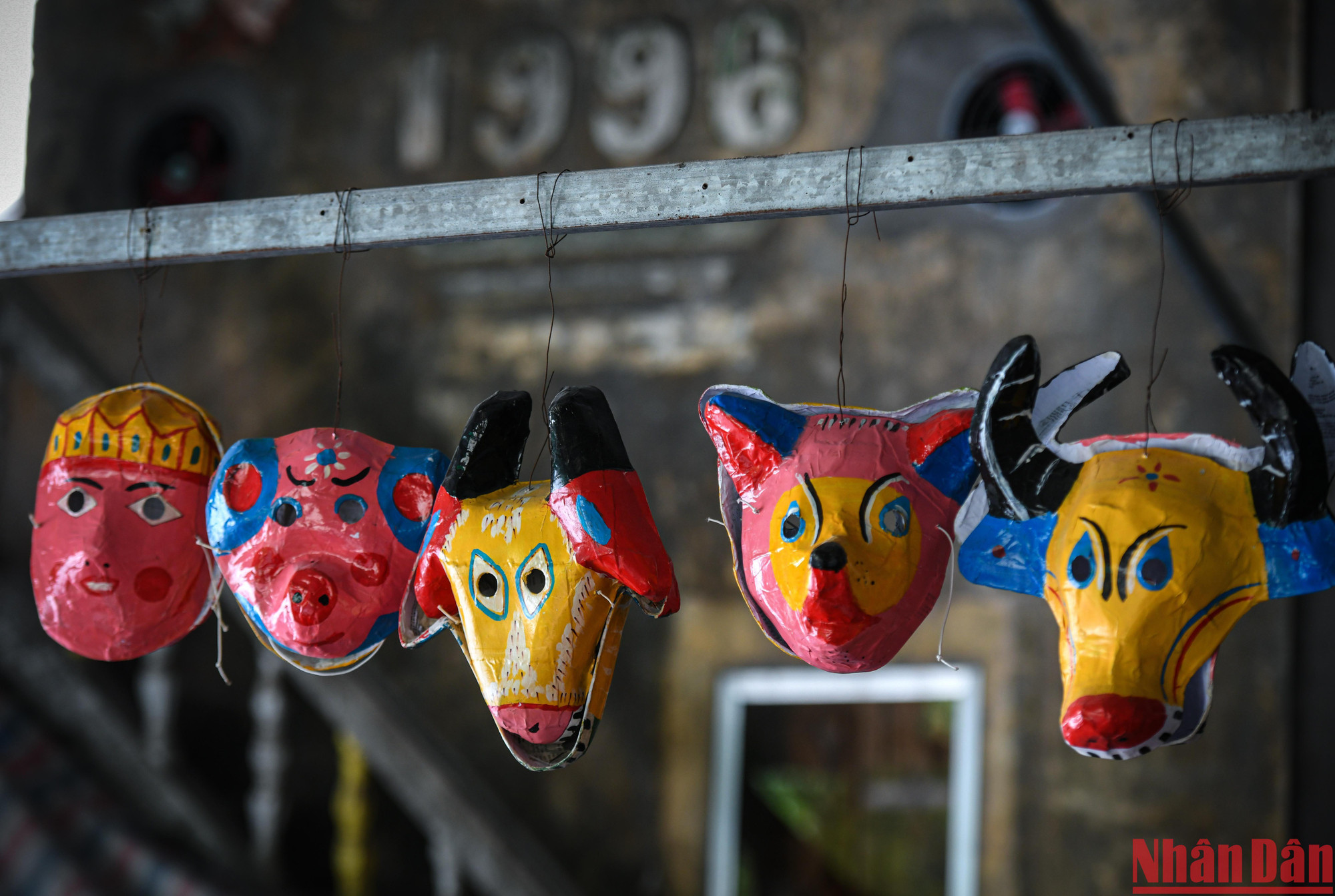 Từ những nguyên liệu đơn giản mà gần gũi như tre, nứa, bìa các-tông hay thậm chí là giấy phế liệu, ông Đông "hô biến" thành những sản phẩm mặt nạ với muôn màu muôn vẻ hình dạng như ông Địa, thằng Bờm, các linh thú khác nhau...