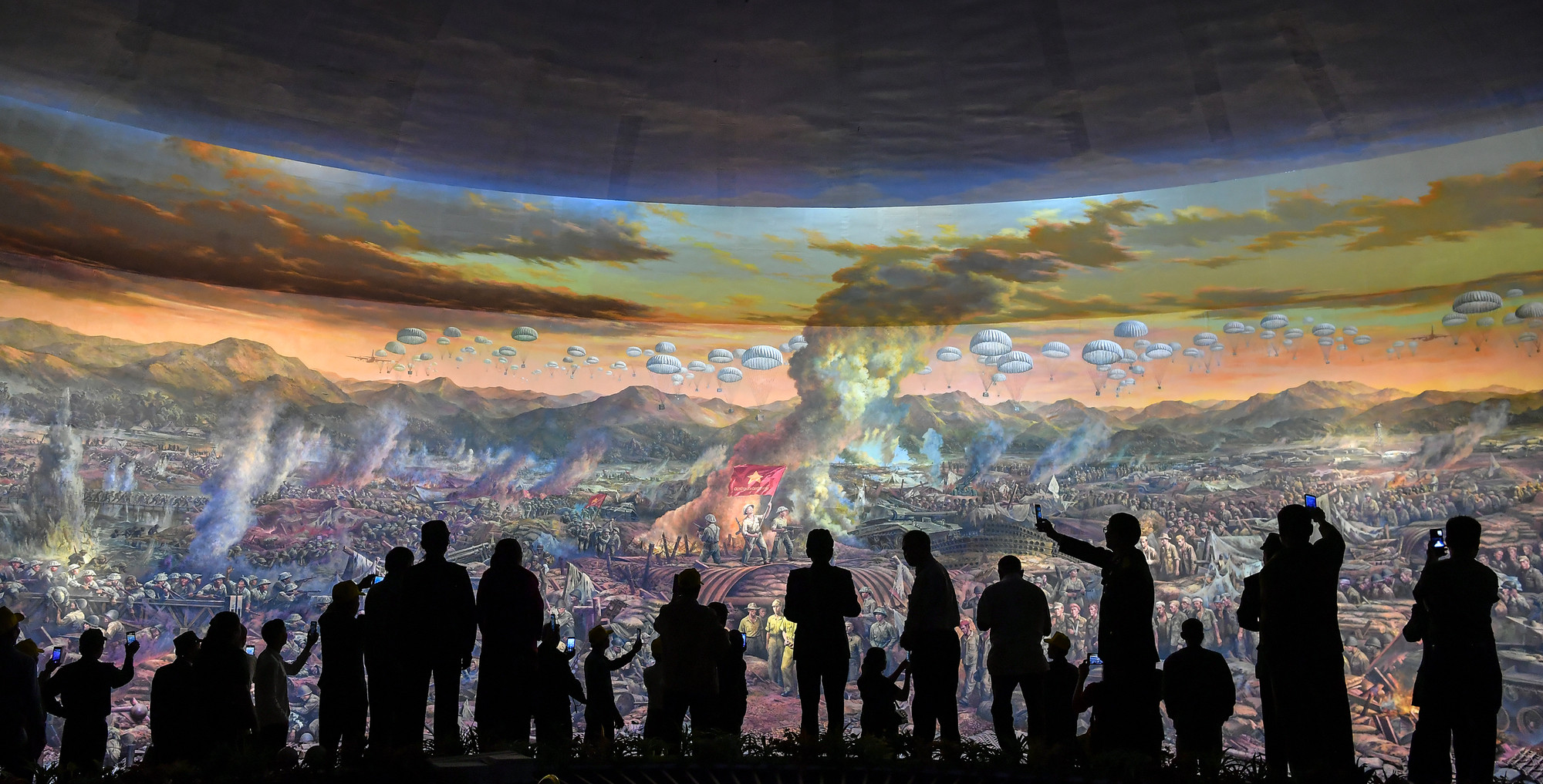 [Ảnh] Cựu chiến binh, du khách xúc động xem tranh Panorama tái hiện Chiến dịch Điện Biên Phủ ảnh 5