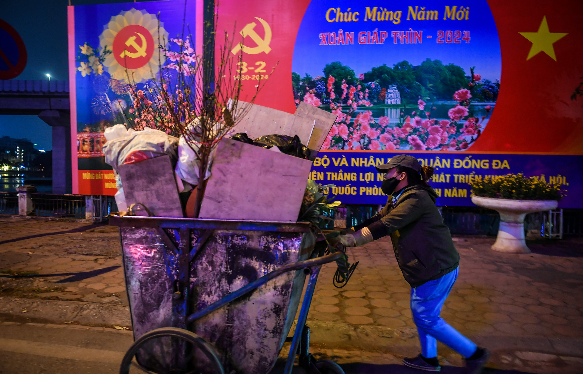 Theo chị Ngô Thị Quang, Tổ trưởng Tổ 5, từ sau 23 tháng Chạp đến đêm 30, rác mỗi ngày mỗi tăng. Càng sát Tết, khối lượng công việc ngày càng nhiều. "Có những ngày chúng tôi phải làm tới rạng sáng mới kết thúc công việc", chị Quang nói.