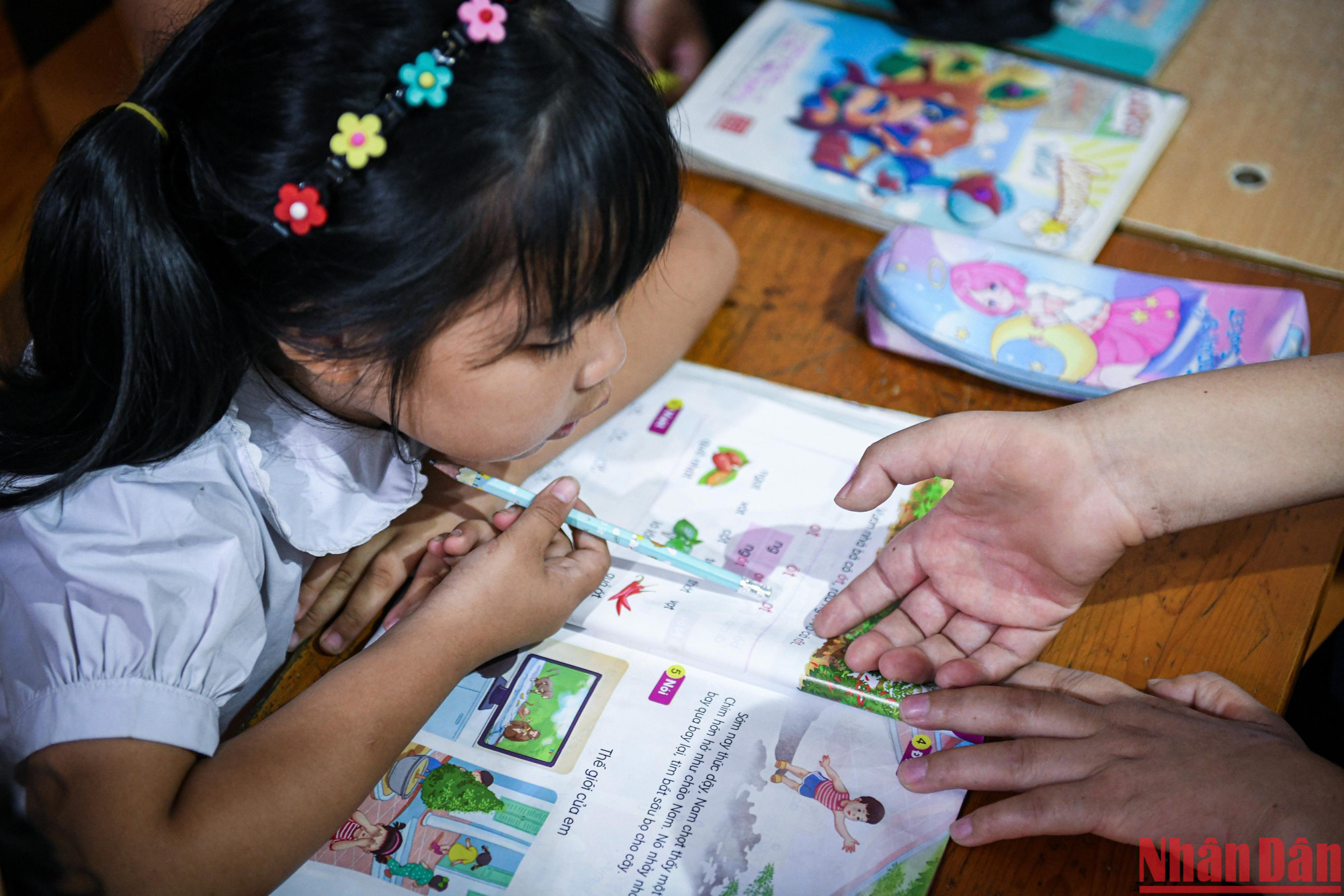 Các em được thầy Trường tận tình chỉ bảo từng nét chữ và gọi thân thương là "Bác Trường". (Ảnh: THÀNH ĐẠT)