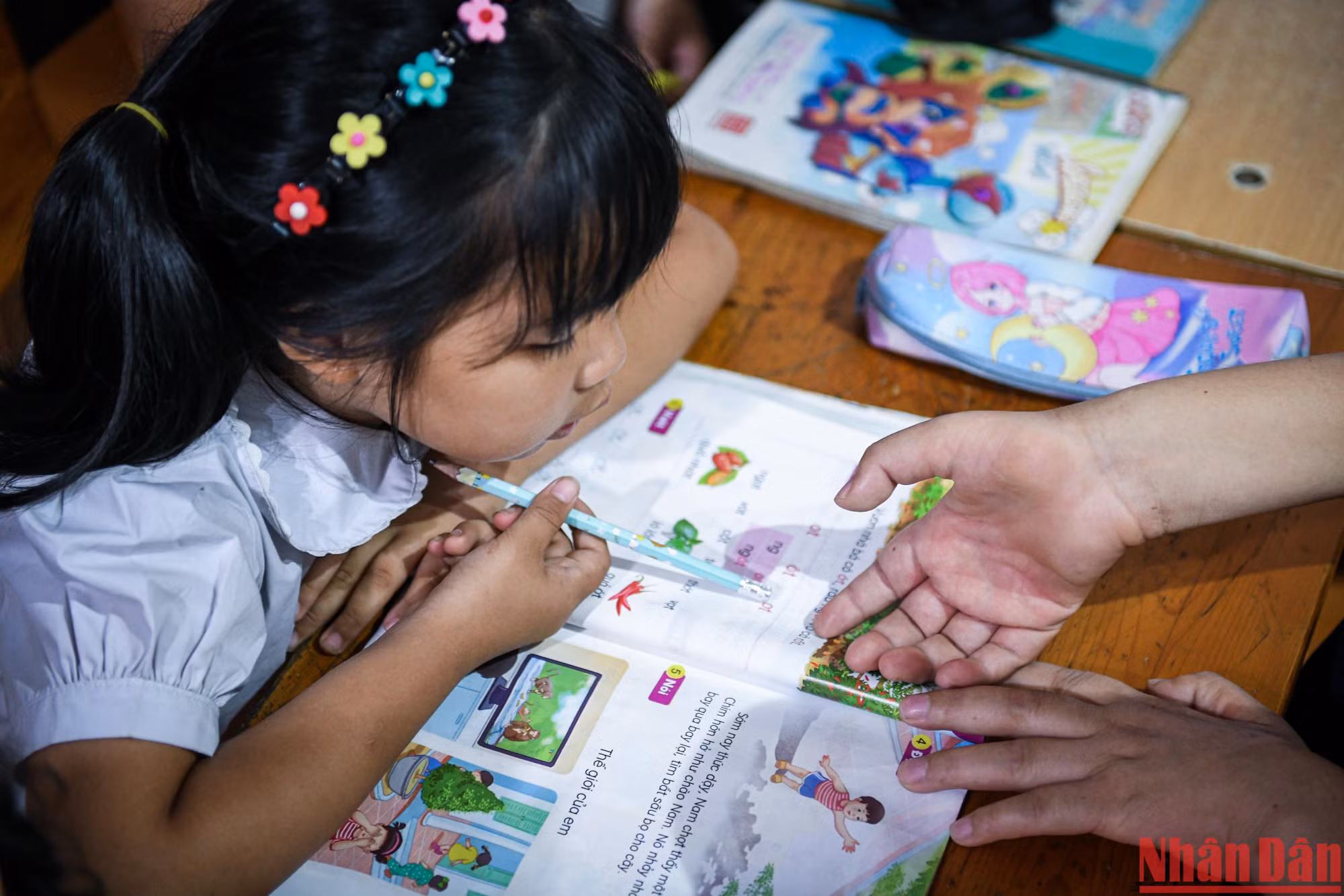 Các em được thầy Trường tận tình chỉ bảo từng nét chữ và gọi thân thương là "Bác Trường". (Ảnh: THÀNH ĐẠT)