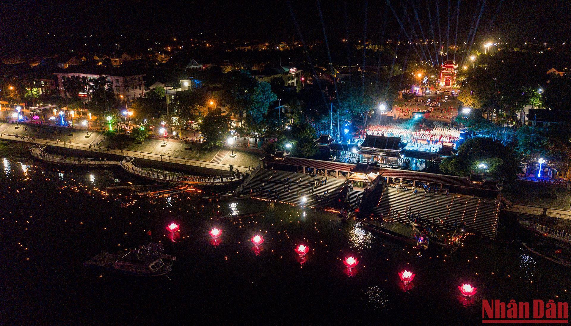 Hàng nghìn bông hoa đăng rực sáng cả vùng "đất thiêng" Thành cổ Quảng Trị.