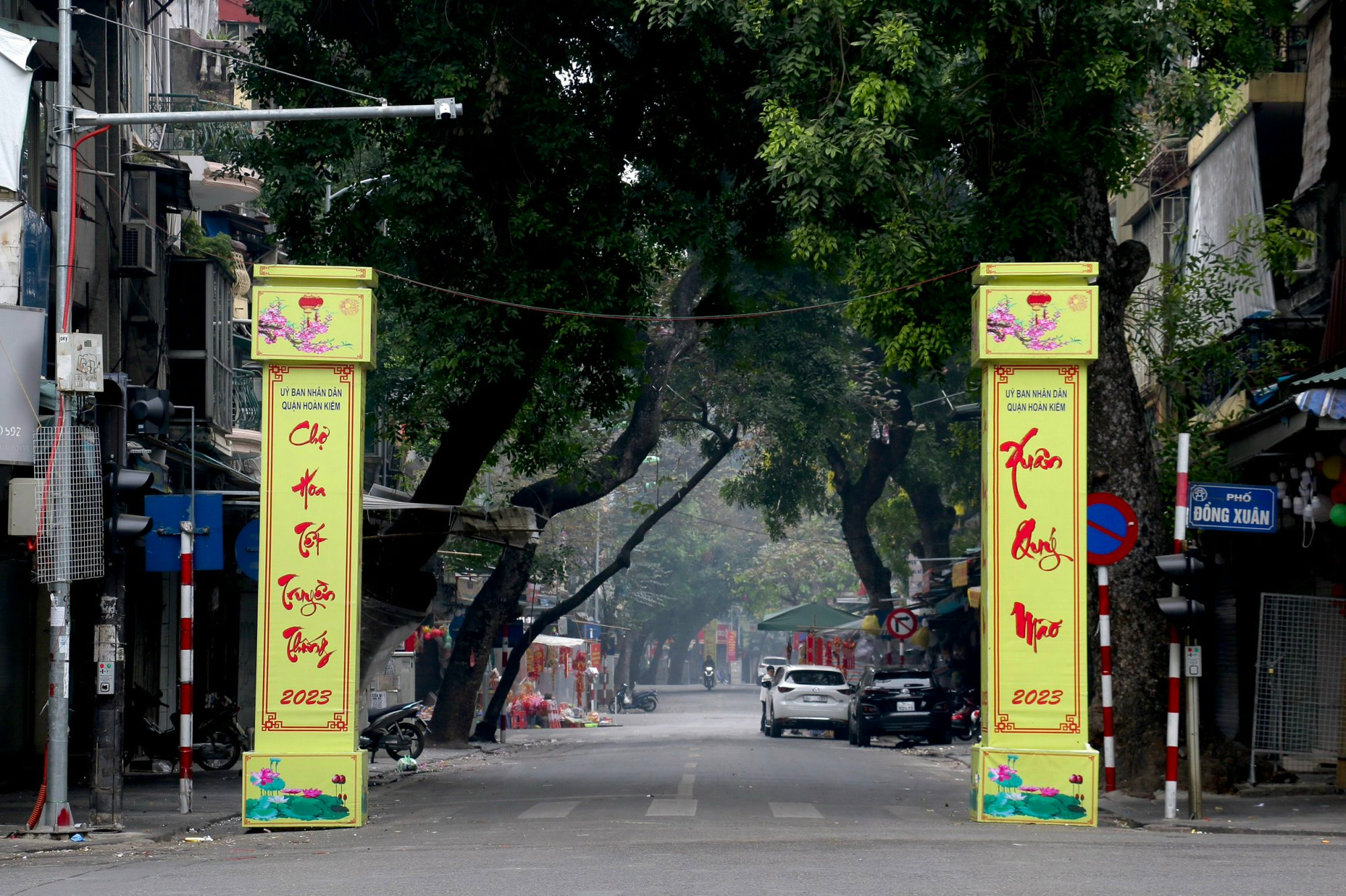 Phố Hàng Mã được trả lại sự yên bình, không còn hàng hóa bày bán, sau những ngày chợ Tết truyền thống diễn ra tại đây. (Ảnh: NHẬT QUANG)