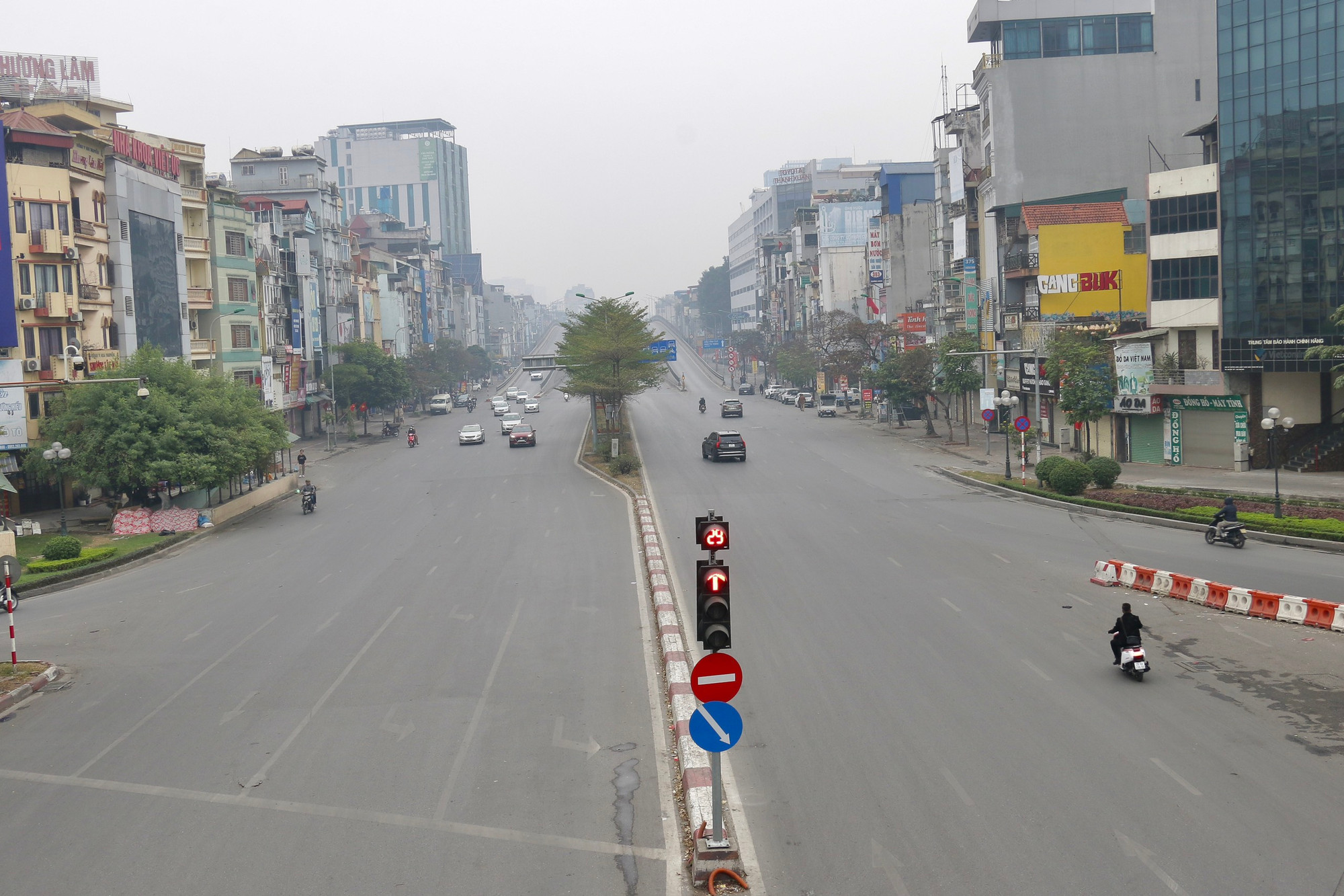 Nút giao Ngã Tư Sở thường ngày luôn xảy ra tình trạng ùn tắc giao thông, sáng mùng 1 Tết lại hết sức thông thoáng. (Ảnh: NHẬT QUANG)