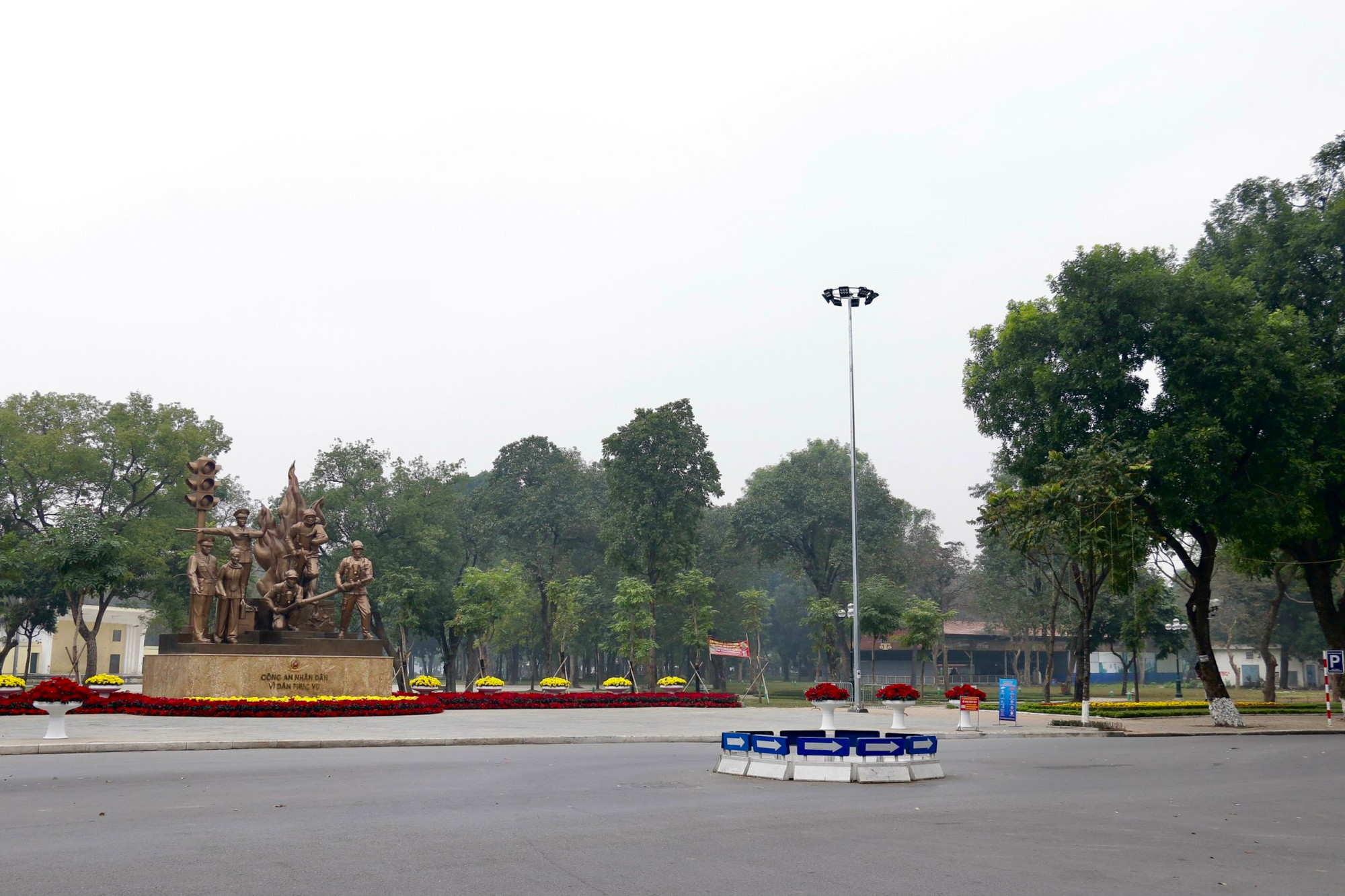 Khu vực công viên Thống Nhất không một bóng người. (Ảnh: NHẬT QUANG)