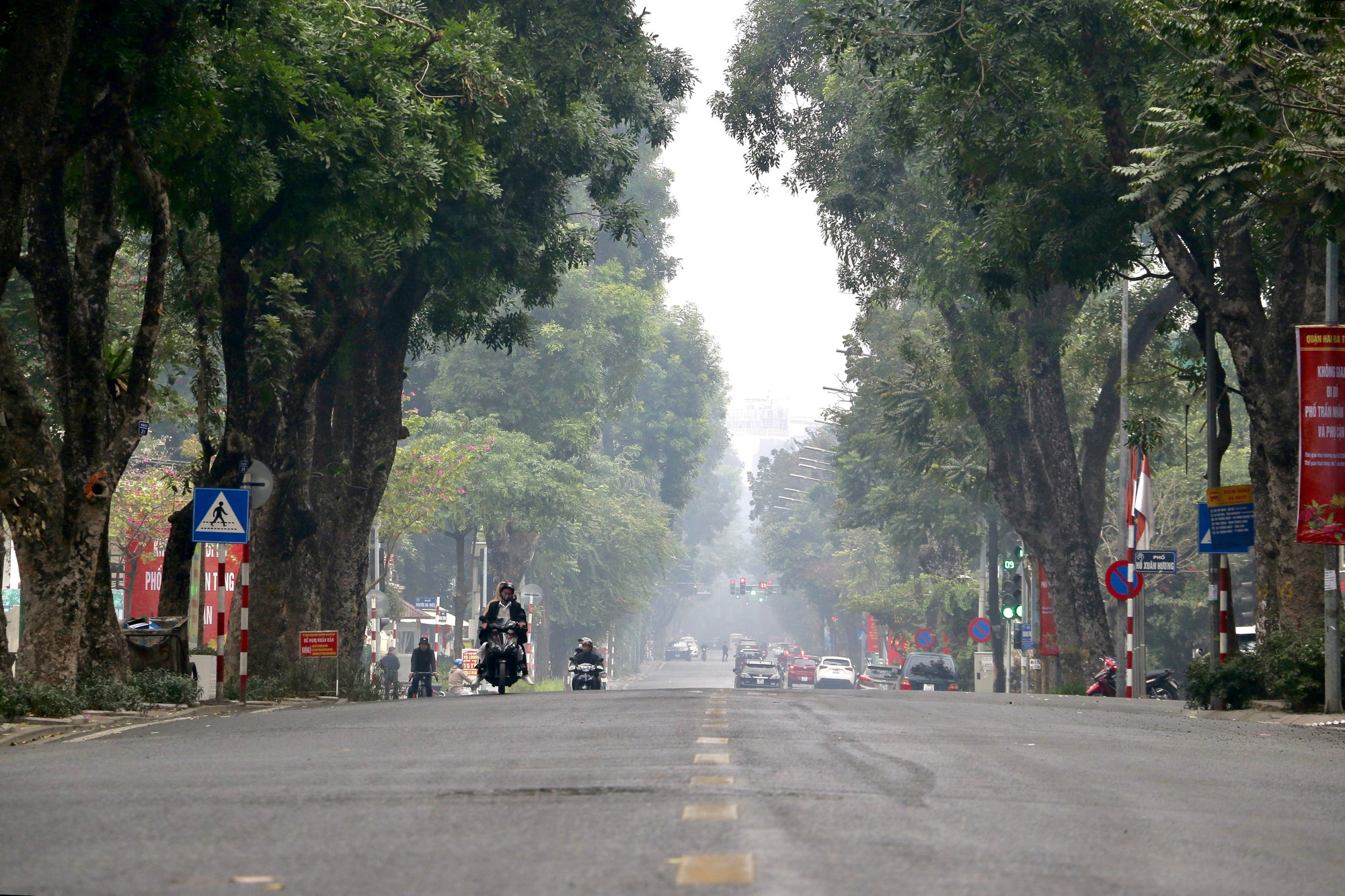 Sáng ngày mùng 1 Tết nhiệt độ tại Thủ đô giao động từ 18-23 độ C, trời khá sương mù, người tham gia giao thông khá vắng vẻ. (Ảnh: NHẬT QUANG)