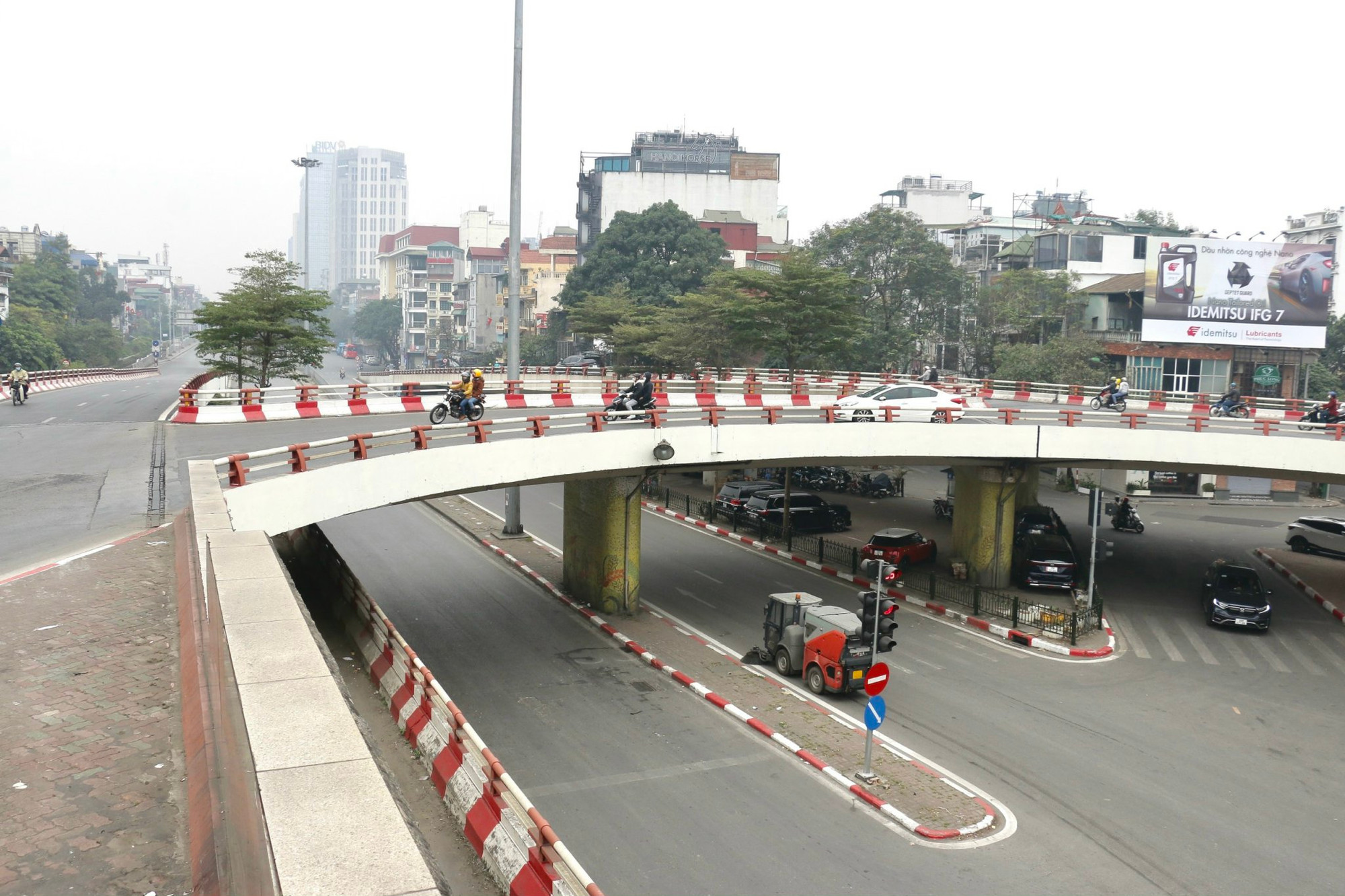 Lúc 8h sáng cầu Chương Dương ghi nhận rất ít phương tiện giao thông di chuyển. (Ảnh: NHẬT QUANG)