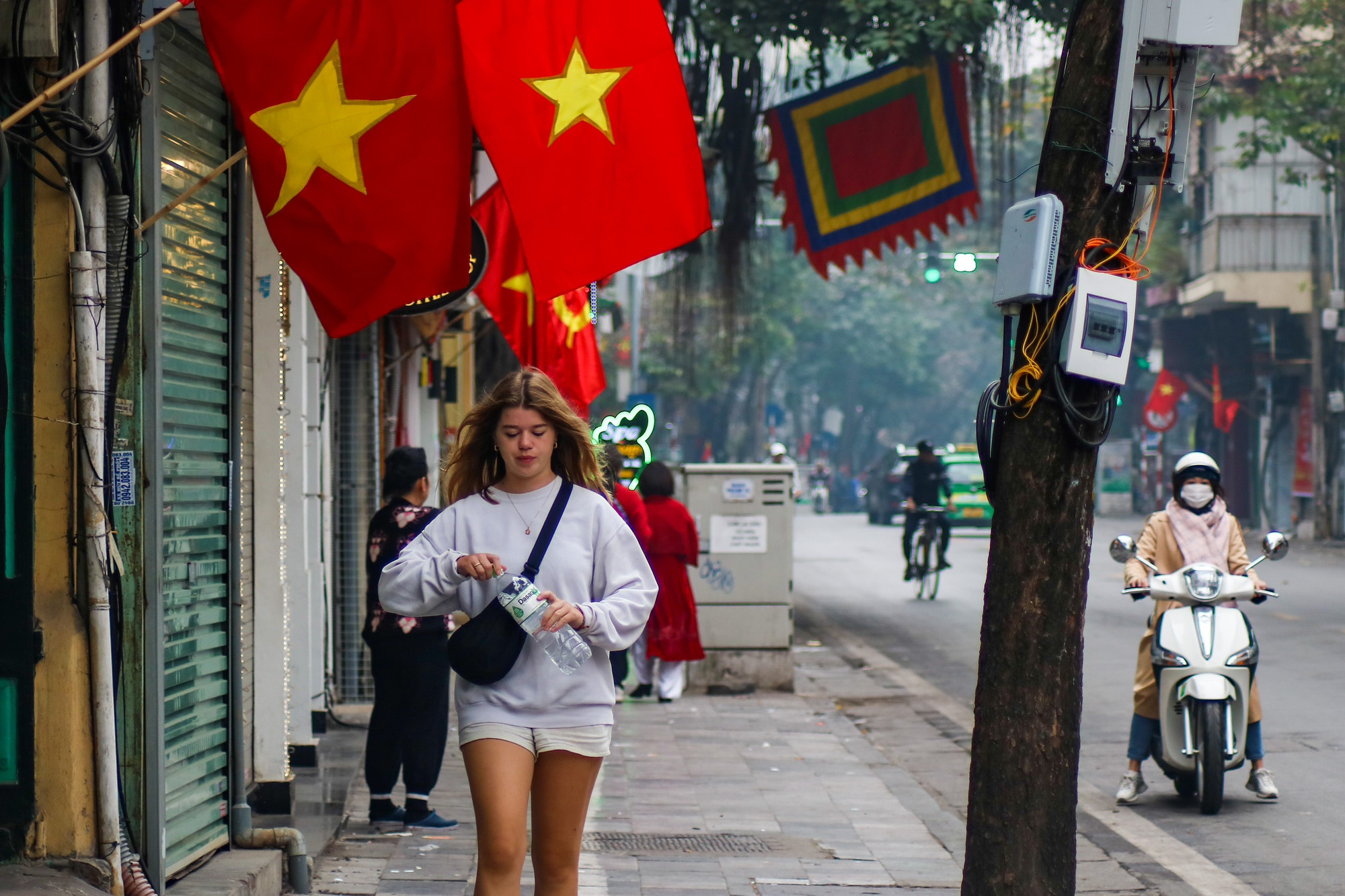 Một du khách người nước ngoài đi dạo phố cổ Hà Nội trong sáng ngày đầu tiên của năm mới. (Ảnh: NHẬT QUANG)