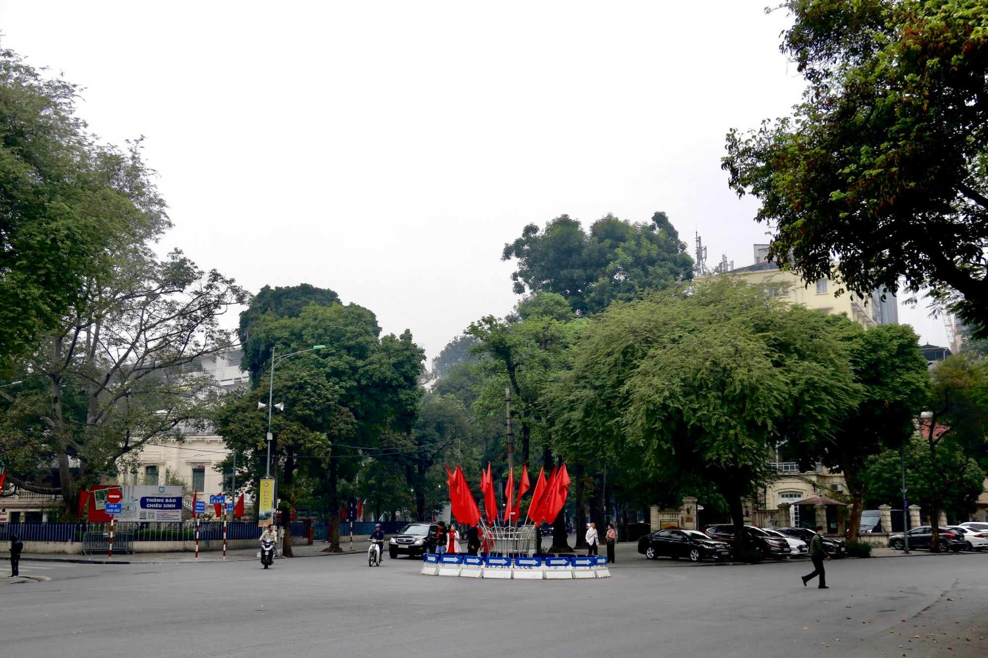 Các tuyến phố Thủ đô vắng vẻ trong sáng đầu tiên năm Quý Mão. (Ảnh: NHẬT QUANG)