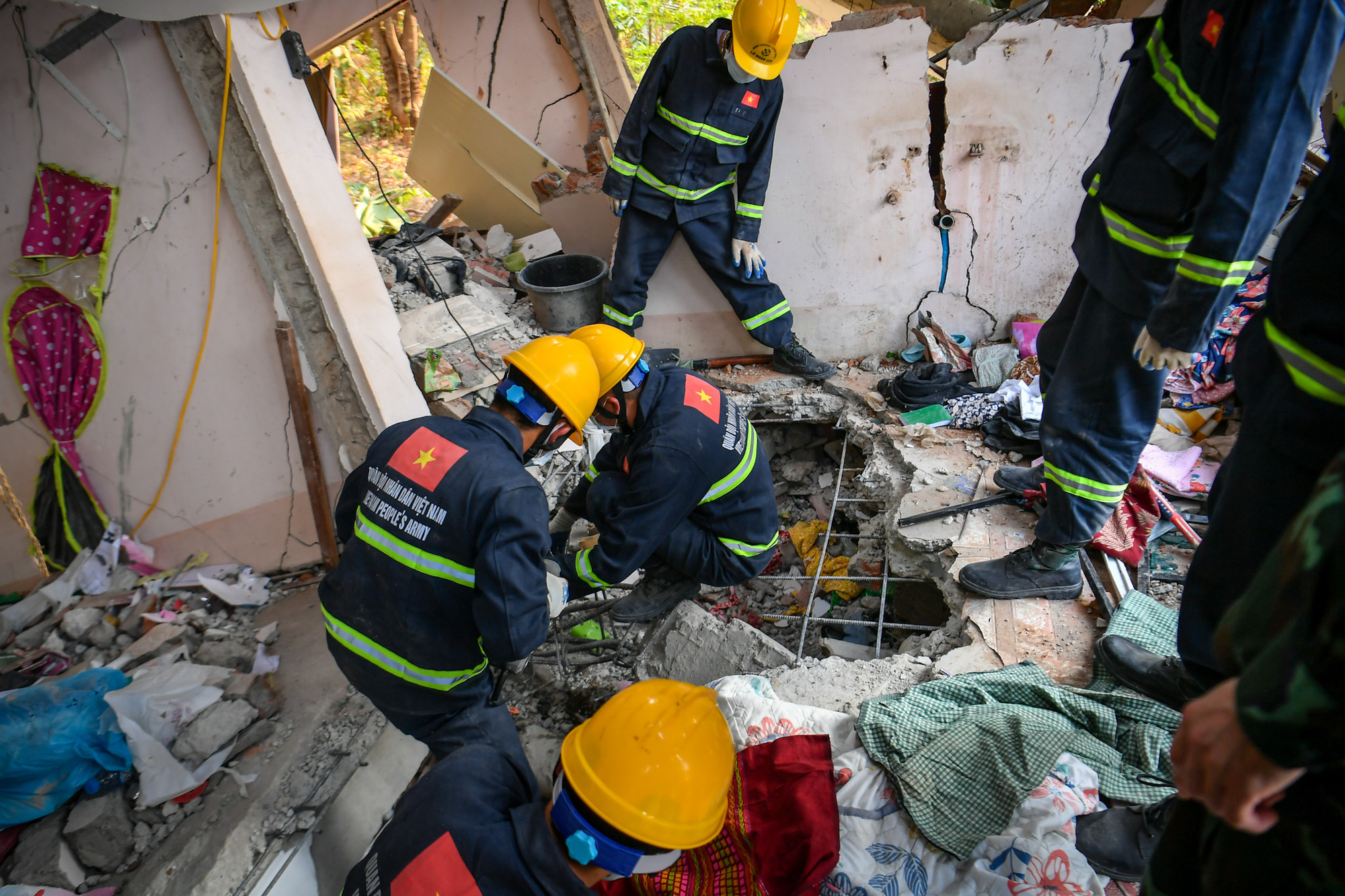 [Ảnh] Người thân nạn nhân vụ động đất ở Myanmar xúc động và biết ơn đoàn cứu nạn, cứu hộ Bộ Quốc phòng Việt Nam ảnh 9