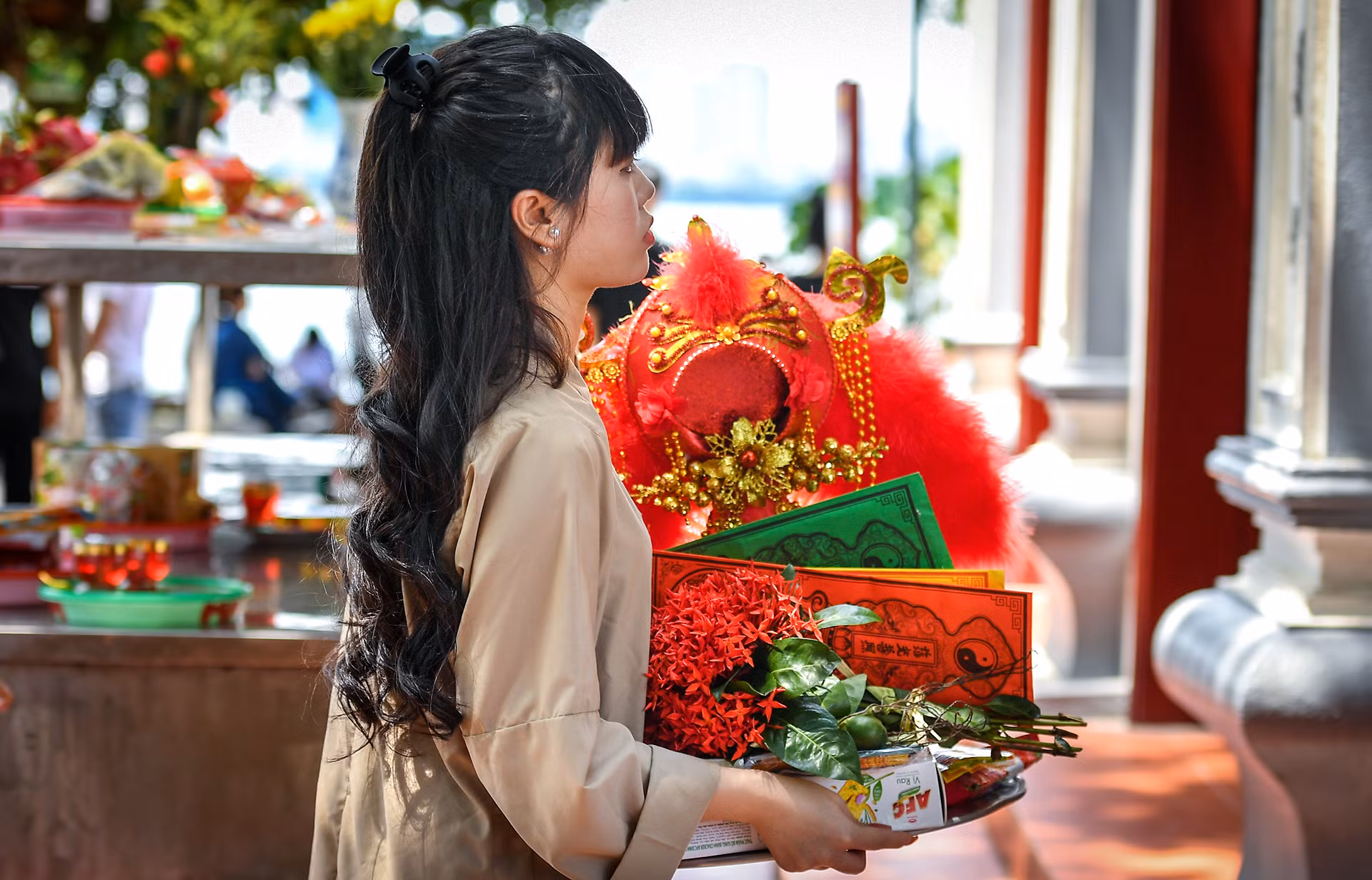 [Ảnh] Người dân Thủ đô tấp nập đi chùa ngày Rằm tháng 7 ảnh 11