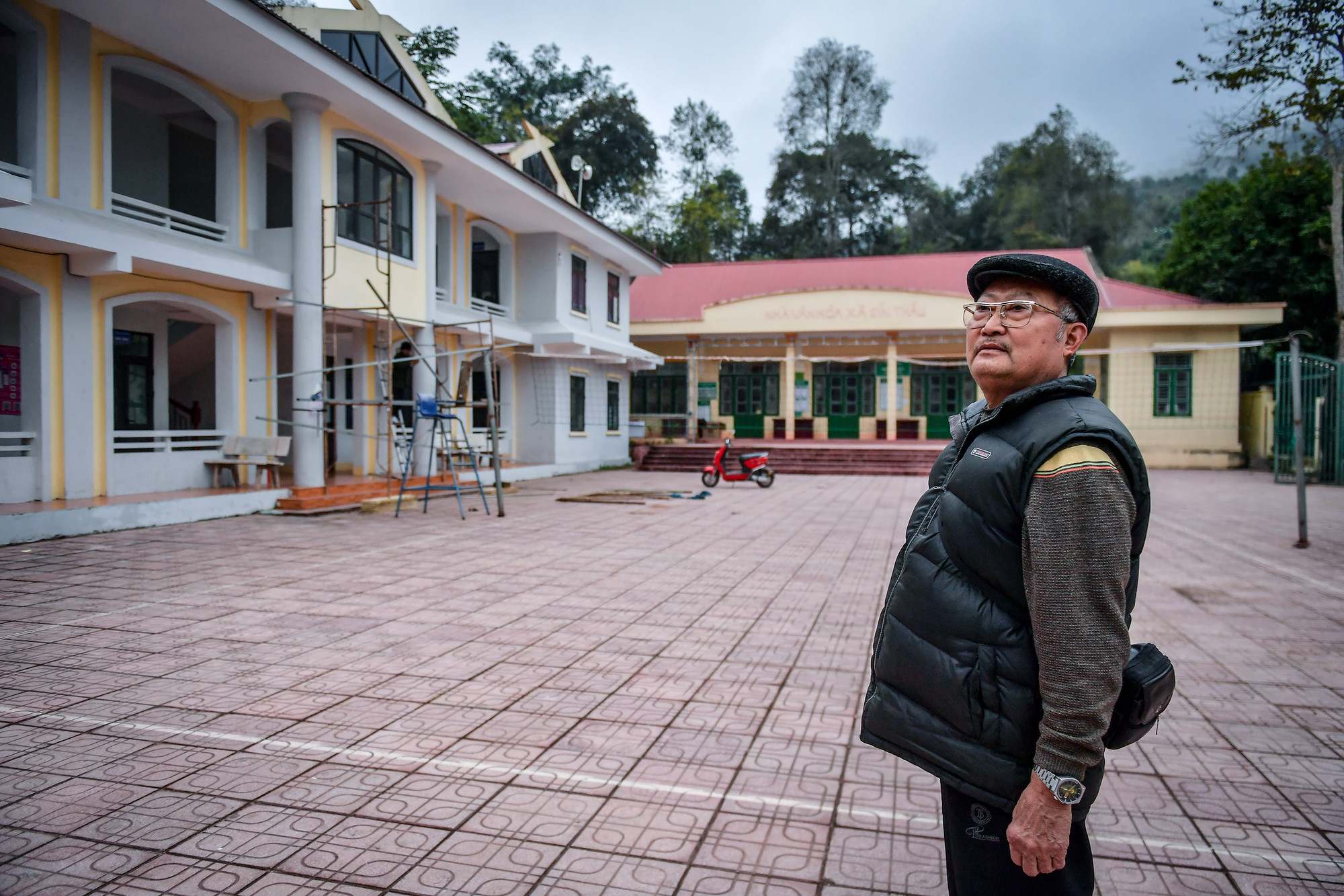 Ông Pờ Dân Xinh vẫn khỏe mạnh và minh mẫn dù đã cao tuổi. Đứng trước trụ sở xã khang trang, ông hồi tưởng lại những câu chuyện... cũ tại Sín Thầu.