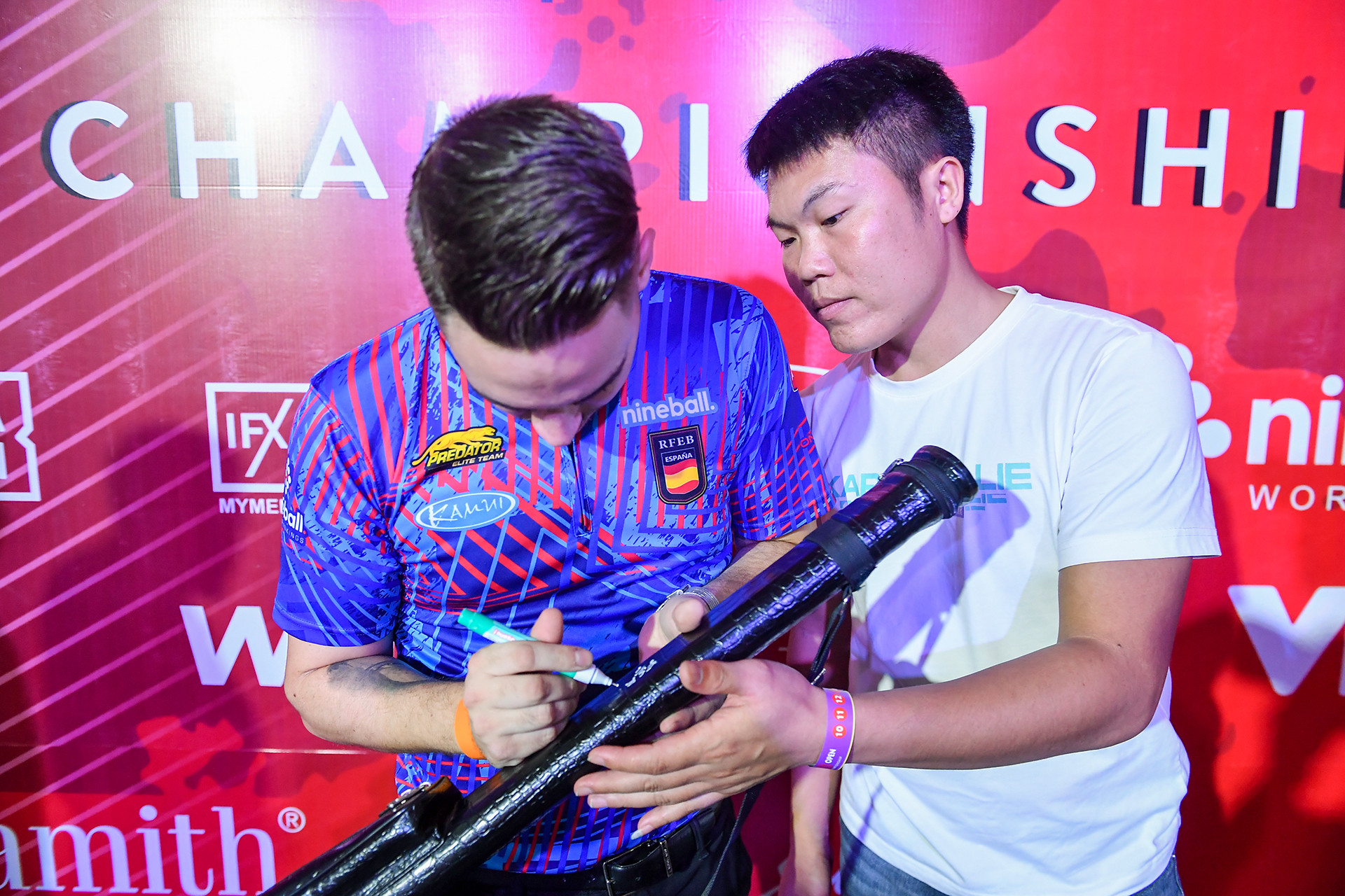 Tay cơ số 1 Thế giới Francisco Sanchez Ruiz khá vui vẻ và cởi mở với người hâm mộ Việt Nam. Anh ký tặng lên gậy cho người hâm mộ sau chiến thắng ngày 13/10