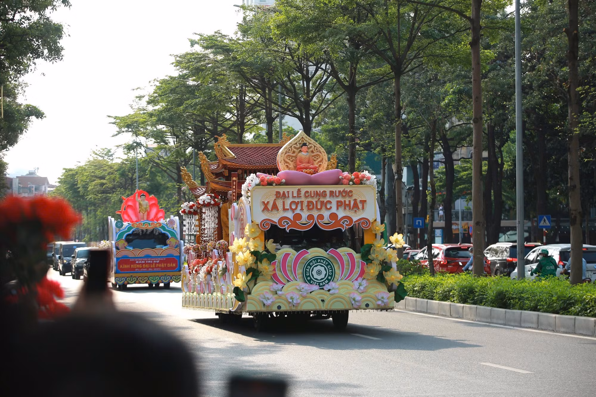 Người dân ở 2 bên đường chào đón đoàn rước xá lợi đi qua tuyến đường Đào Tấn.