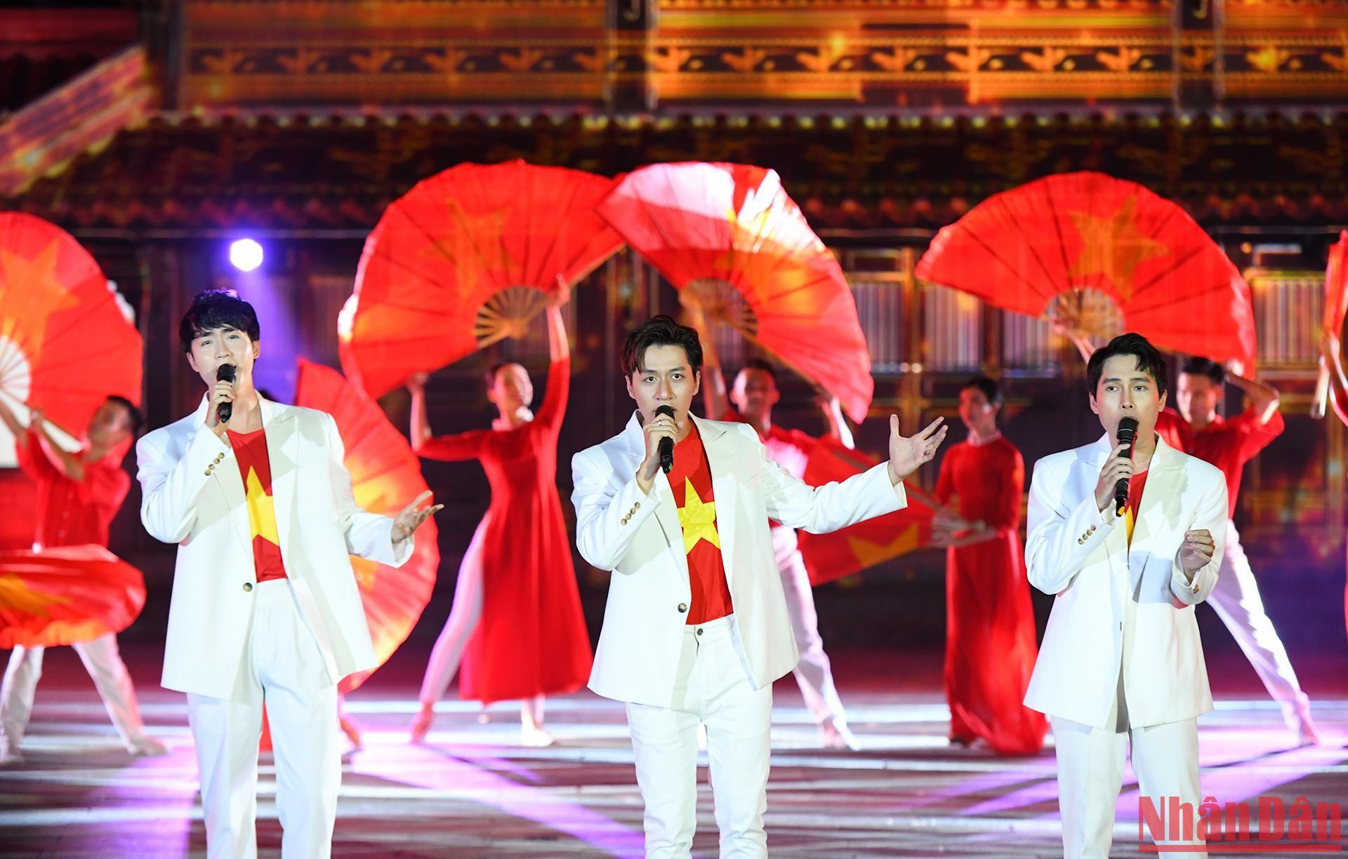 Thông qua các tiết mục hát, múa, lời bình nghệ thuật; đồ họa màn hình và phóng sự tài liệu chương trình đã làm sống dậy một thời kỳ lịch sử hào hùng của dân tộc.