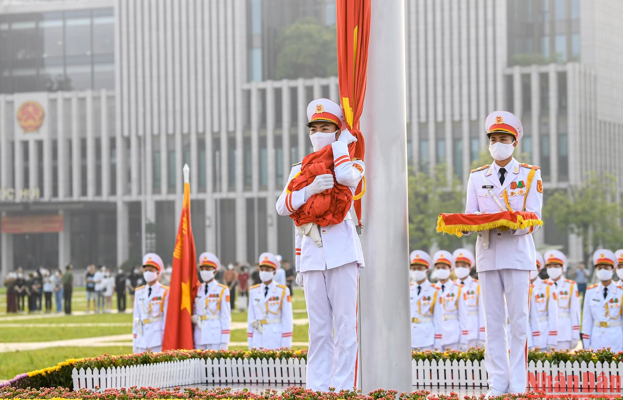 Chiến sĩ giữ hồng kỳ chờ hiệu lệnh cùng tiếng nhạc Quốc ca vang lên.