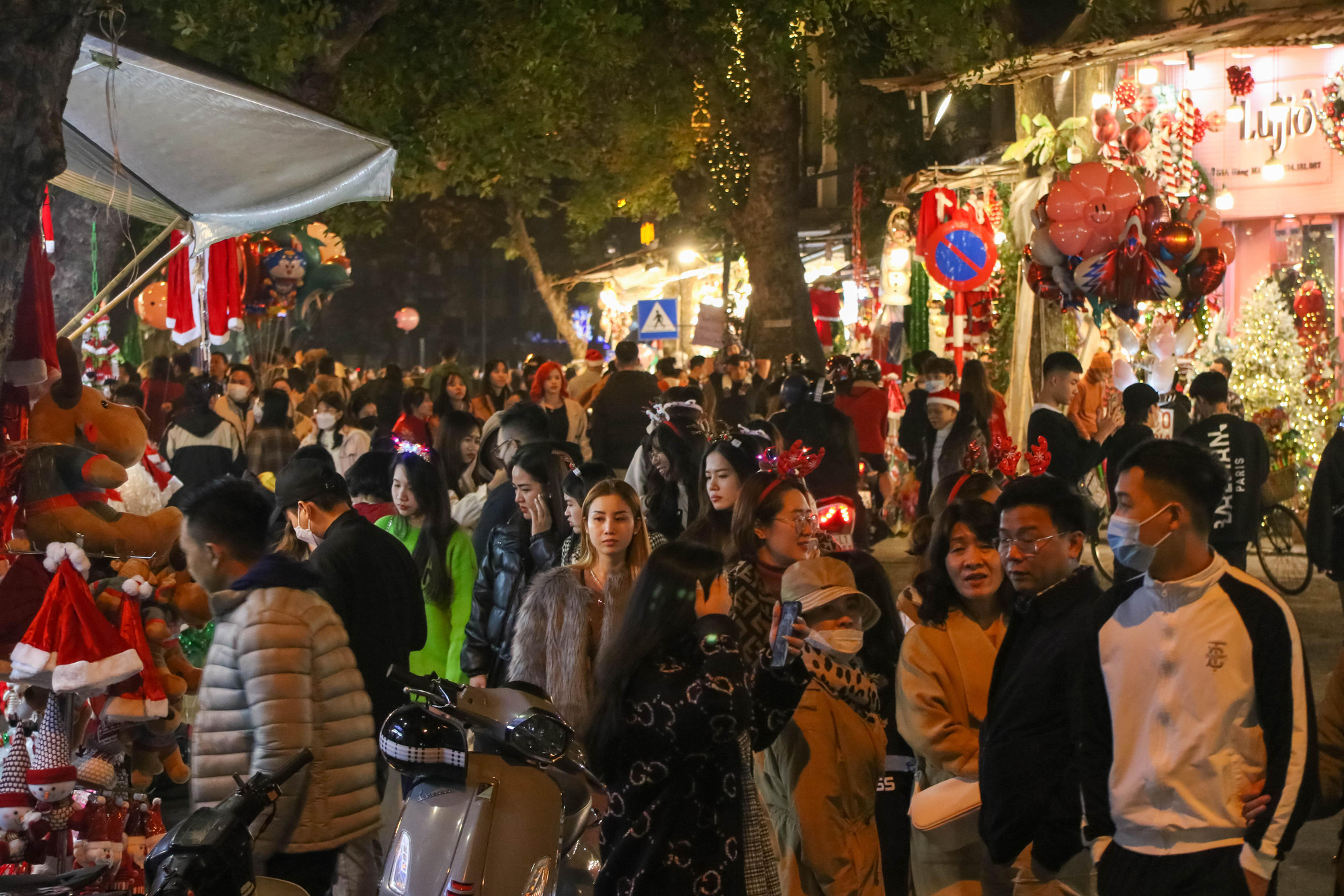 Mặc dù về đêm, thời tiết có phần lạnh hơn nhưng lượng khách đổ về phố Hàng Mã rất đông dịp cuối tuần.