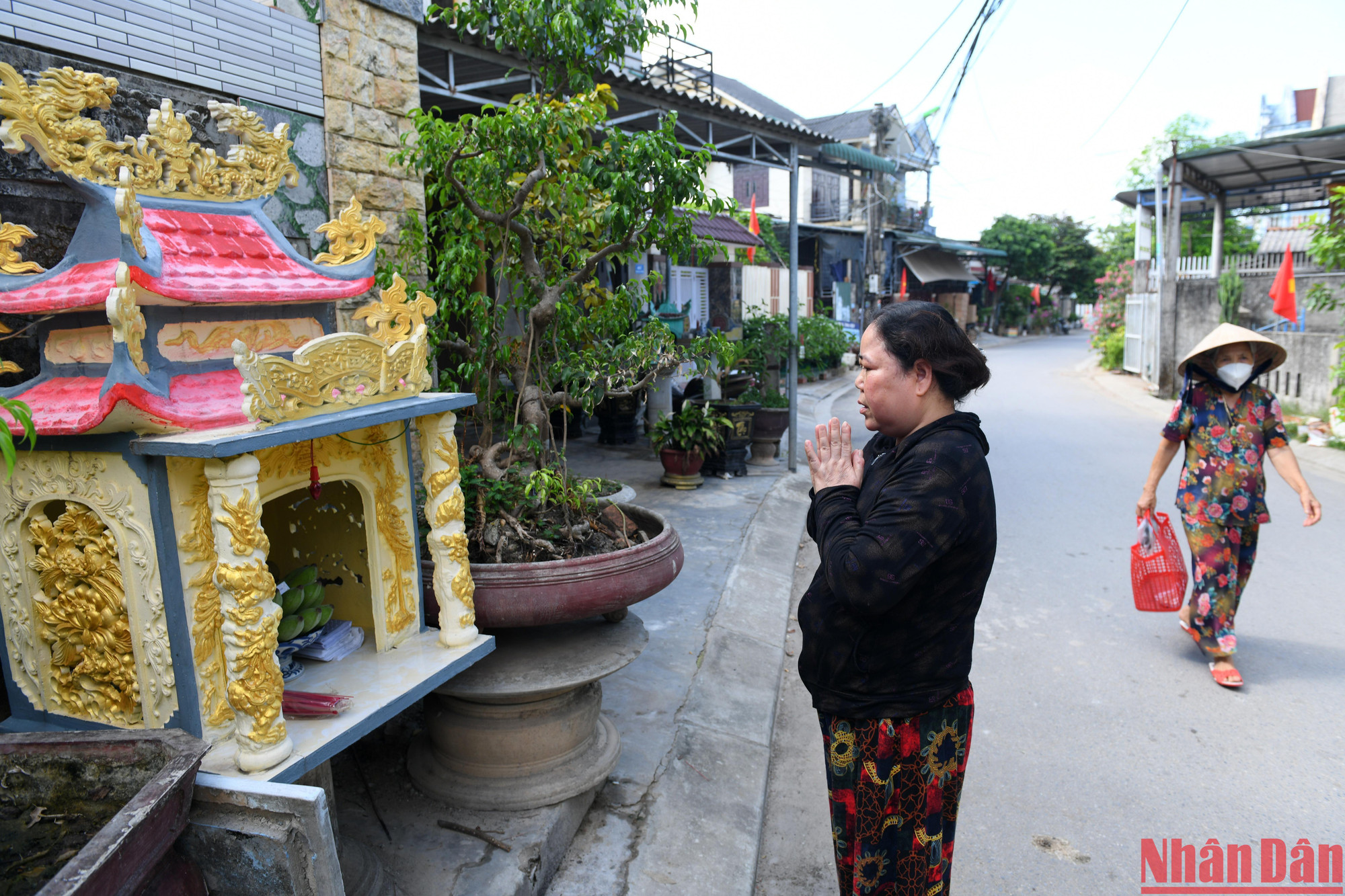 Chị Vinh thắp hương cho Liệt sĩ Văn Hạnh.