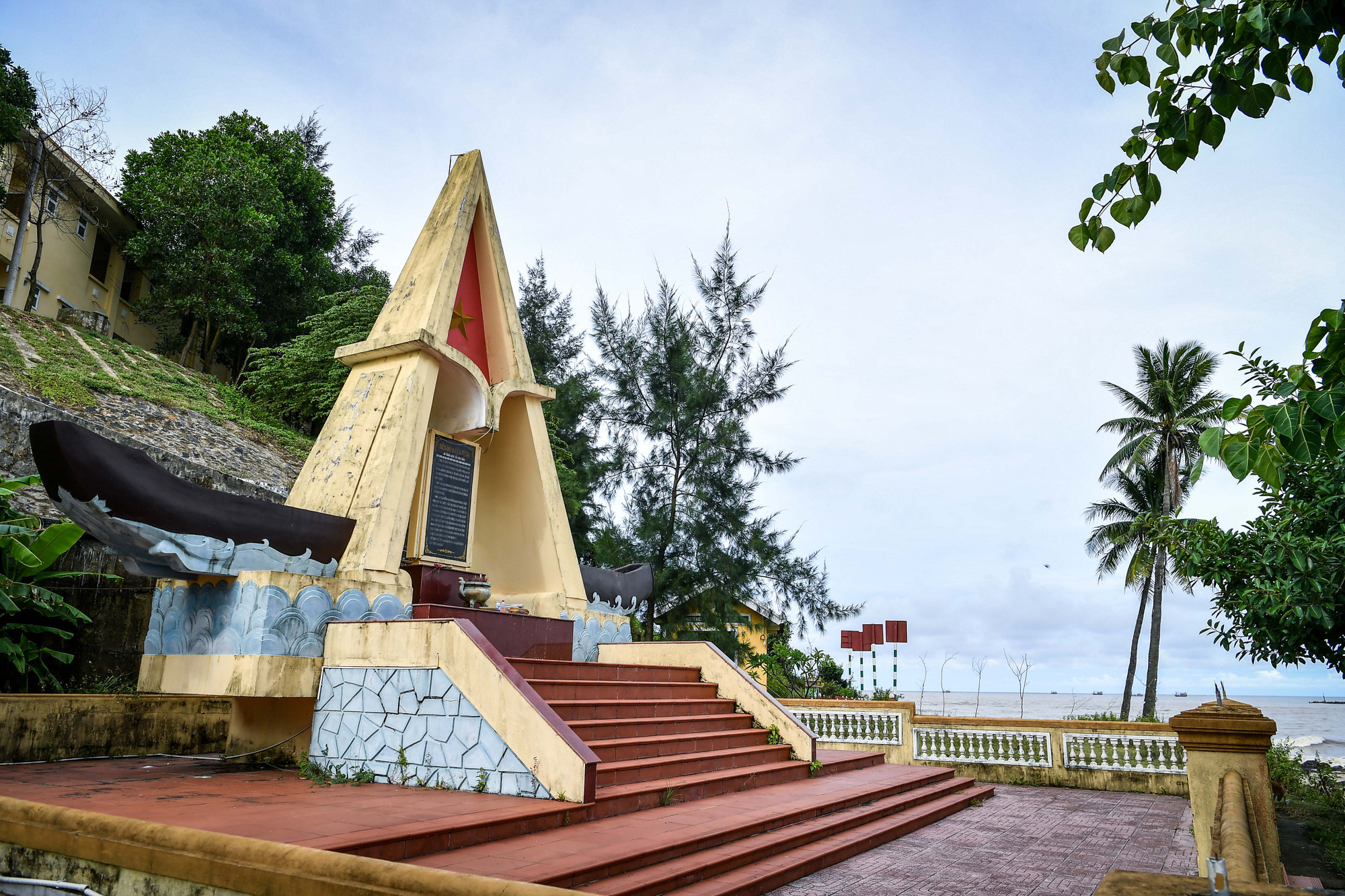 Trên tấm bia tưởng niệm tại bến đò A có ghi rõ: Bến đò A cửa Tùng nơi ghi dấu nhiều chiến công oanh liệt của quân và dân Vĩnh Quang, Đồn công an vũ trang, Đoàn 1A hải quân, Bộ đội chủ lực bộ đội địa phương trong cuộc kháng chiến chống Mỹ, cứu nước. Từ năm 1965-1972, nơi đây là điểm giao thông quan trọng trên sông Bến Hải trực tiếp chi viện sức người, sức của cho chiến trường miền nam và đảo Cồn Cỏ.