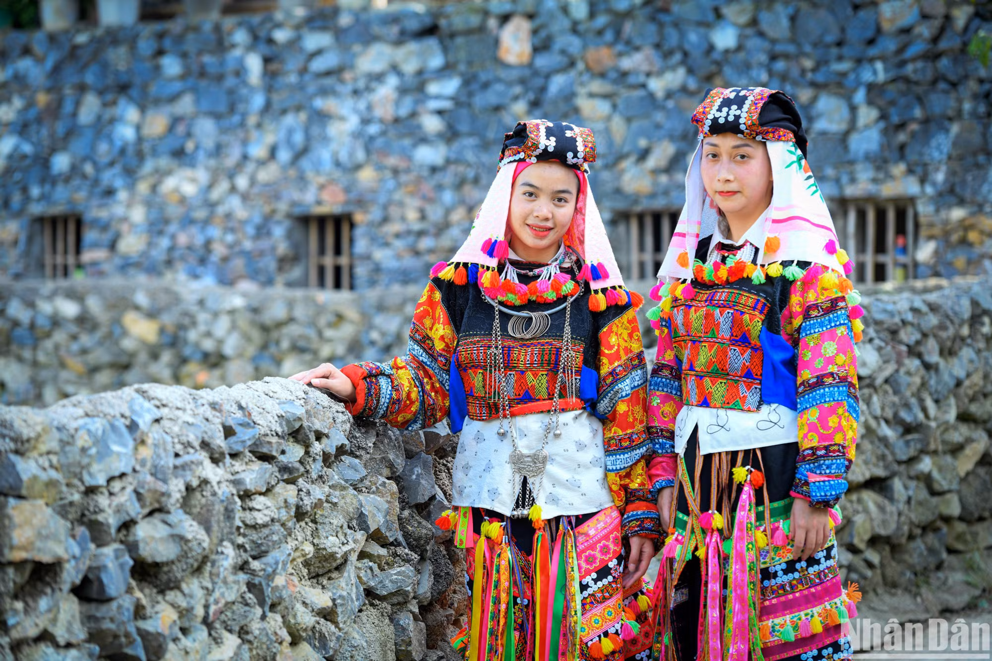 Trang phục rực rỡ sắc màu của các thiếu nữ Lô Lô Hoa. (Ảnh: THÀNH ĐẠT)