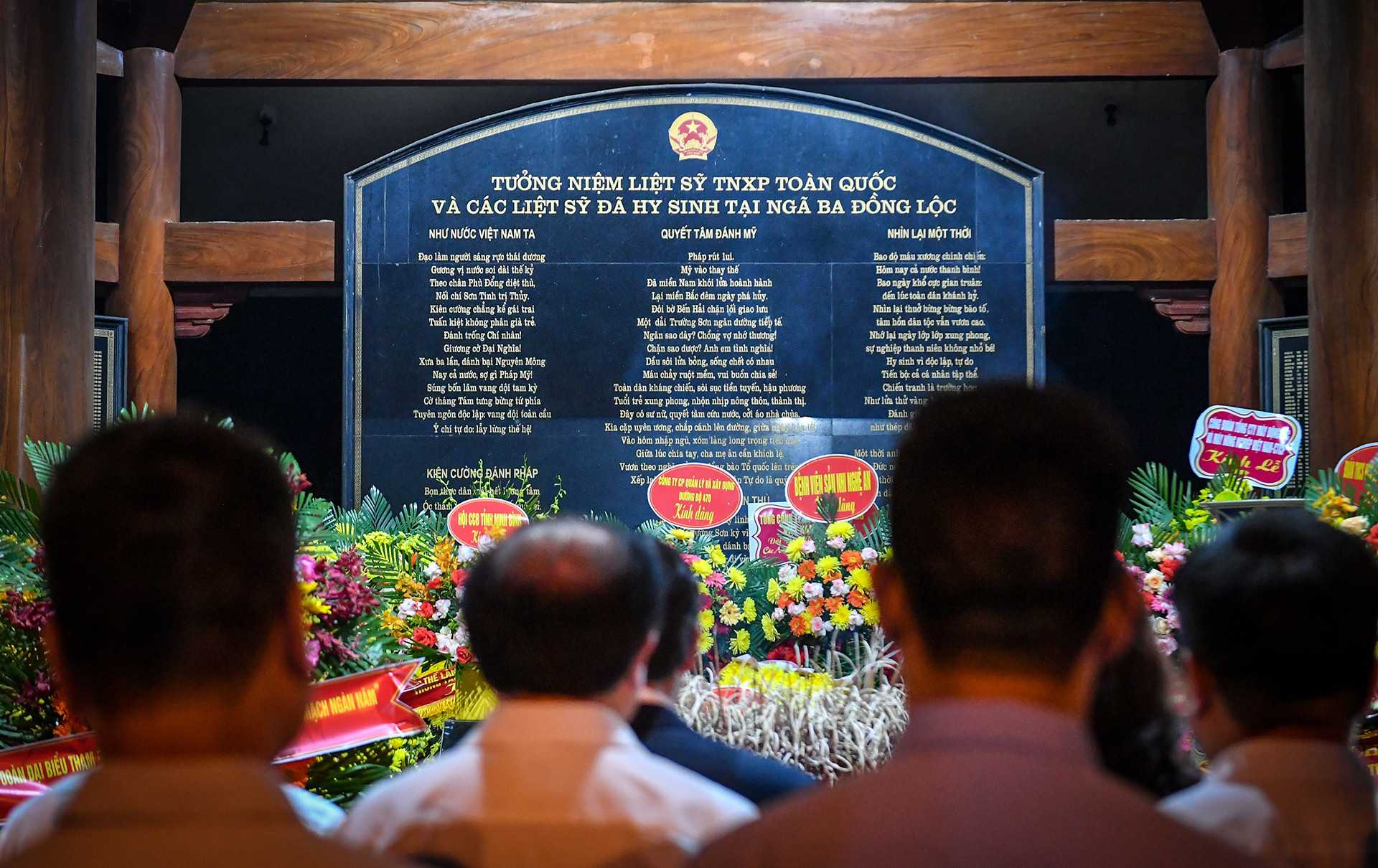 Đoàn dành một phút mặc niệm tại Nhà bia tưởng niệm liệt sĩ Thanh niên xung phong toàn quốc.